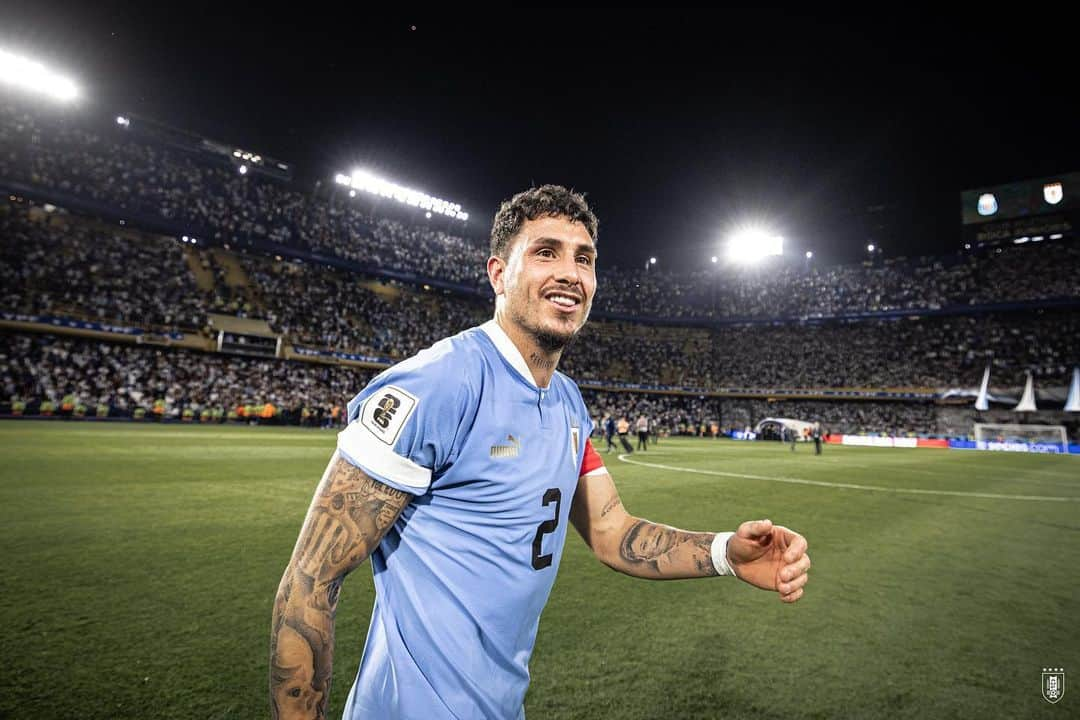 ホセ・マリア・ヒメネスのインスタグラム：「Gran partido de todos banda 👏👏  Sacrificio, humildad y MUCHA personalidad frente a un rival difícil. Felicitaciones a todos ❤️ Uruguay noma💪 #resiliencia  📸 @juanrazquin」