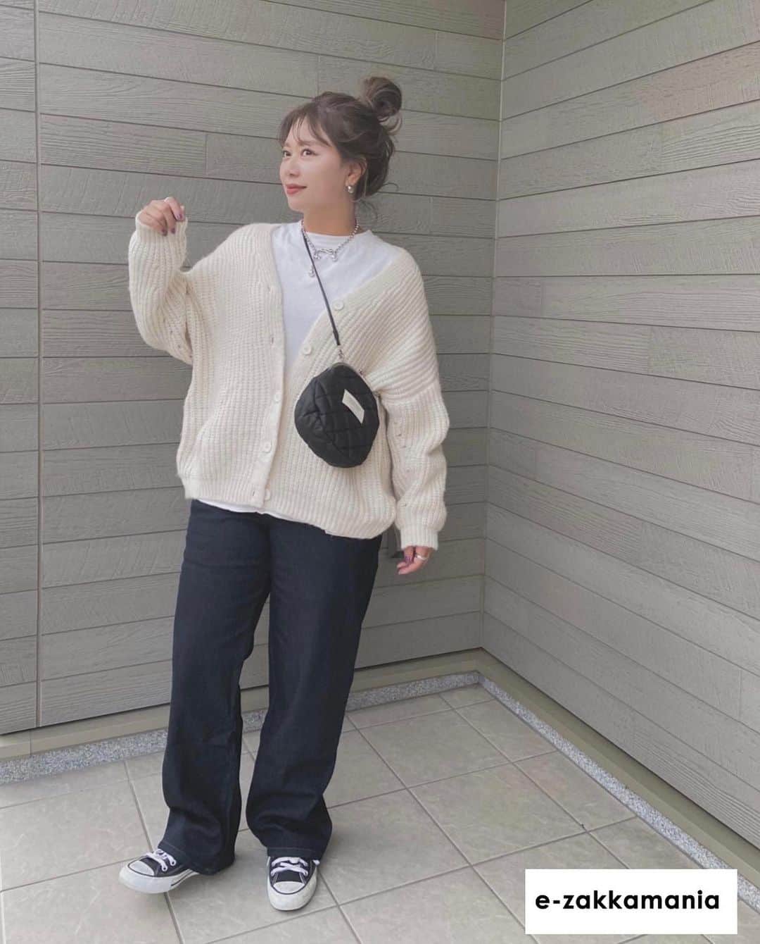 のインスタグラム：「あったかパンツ👖  @ezakkamania_stores のBBパンツ［ルーズフィット］  裏ボアでめちゃくちゃあったか~✨✨ シルエットもボアだってわからないくらいスッキリ🌟 これは他のカラーも買う‼️  @ezakkamania_stores  ～11/24(金)14:59 ▼▼▼ ▼▼▼ ▼▼▼ ▼▼▼ ▼▼▼ お買い上げの方全員に￥1000OFFクーポンプレゼント！【会員登録でさらにお得に！！！会員価格￥3990→￥2990】  ▼対象商品 BBパンツ［スリムフィット］ BBパンツ［ルーズフィット］ BBパーカー BBMA-1  詳しくはストーリーからチェックしてみて下さい🌟 . . . . pants/ @ezakkamania_stores #PR tops/ @noahl_official  knit/ @day_closet1203 bag/ @beautifulpeople_officialsite  shoes/ @converse_jp . . . . #ezakkamaniastores #イーザッカマニアストアーズ #イーザッカマニア #zootie #防風ボアシリーズ #暖房節約 #光熱費節約 #あったかコーデ #秋冬コーデ #ezakkamania_2023aw #ezakkamania_snap #ママコーデ#ノームコア#カーディガン#デニム#denim」