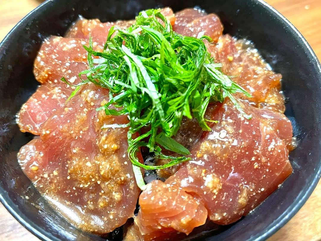 辻本耕志のインスタグラム：「最近の家飯。漬けマグロ丼、里芋とゴボウやらの煮物、バジルのトマトソースパスタ、初めて作った生春巻きは、もっとギュッと締めないとダメでしたな。溢れる溢れる。ライスペーパーって、、、凄い発明ですね。感動しました。 #家飯　#漬けマグロ丼　#煮物　#トマトソースパスタ　#生春巻き」