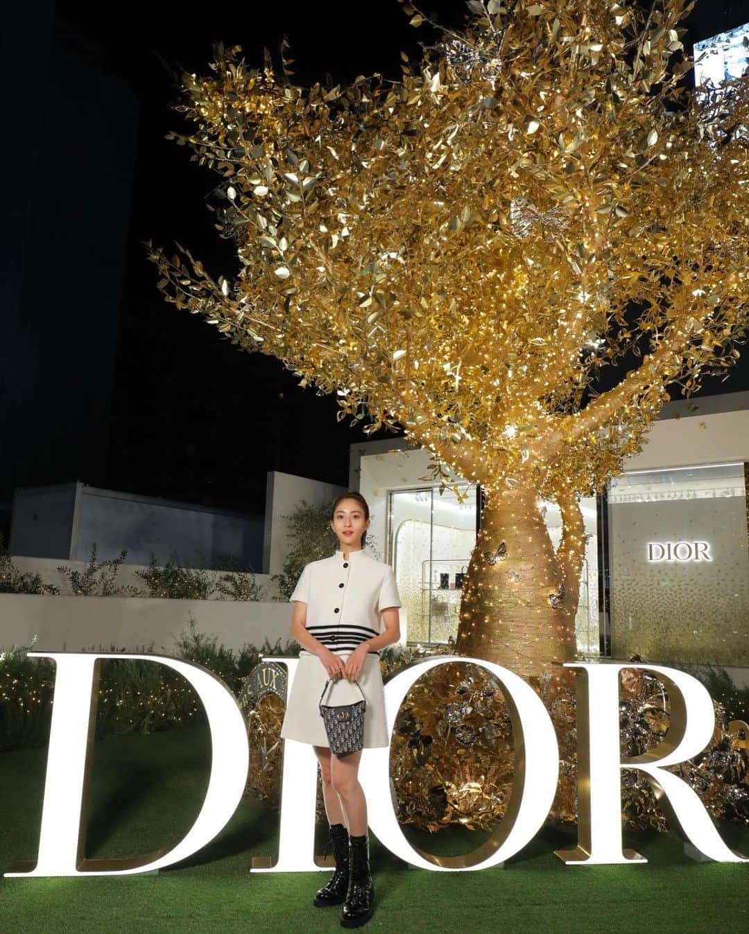 堀田茜さんのインスタグラム写真 - (堀田茜Instagram)「Diorの2024年クルーズコレクションで印象的なバタフライが、表参道交差点にたくさん輝いていました🦋✨ うっとりするほど綺麗なゴールドのツリーを見て、すっかり ホリデー気分🎄🤍 何だか夢の中にいるようだった🎅☁️  12月25日までのホリデーポップアップ、是非足を運んでみてください🥳 @dior   #DiorCruise #ディオールホリデーポップアップ#ディオールファインジュエリー #SupportedByDior」11月17日 22時50分 - akanehotta
