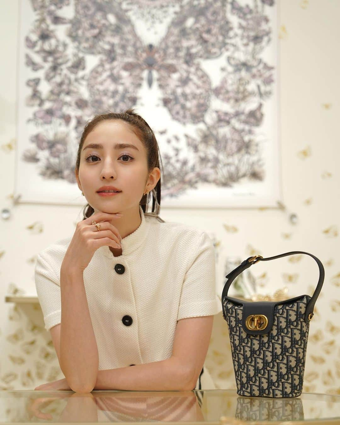 堀田茜のインスタグラム：「Diorの2024年クルーズコレクションで印象的なバタフライが、表参道交差点にたくさん輝いていました🦋✨ うっとりするほど綺麗なゴールドのツリーを見て、すっかり ホリデー気分🎄🤍 何だか夢の中にいるようだった🎅☁️  12月25日までのホリデーポップアップ、是非足を運んでみてください🥳 @dior   #DiorCruise #ディオールホリデーポップアップ#ディオールファインジュエリー #SupportedByDior」