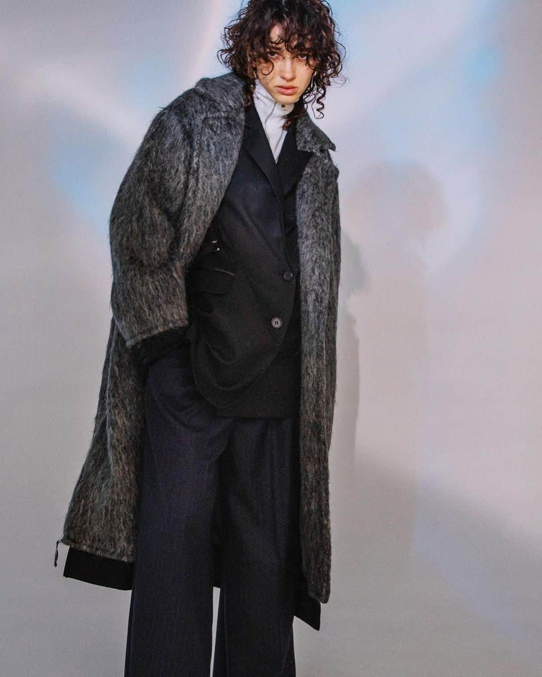 AULA AILAのインスタグラム：「【2023 WINTER COLLECTION】  SHAGGY CHESTER COAT COLOR BLACK/PURPLE/BLUE SIZE 0 ¥42,900  ✔️AULA AILA OFFICIAL WEB STOREにて発売中」