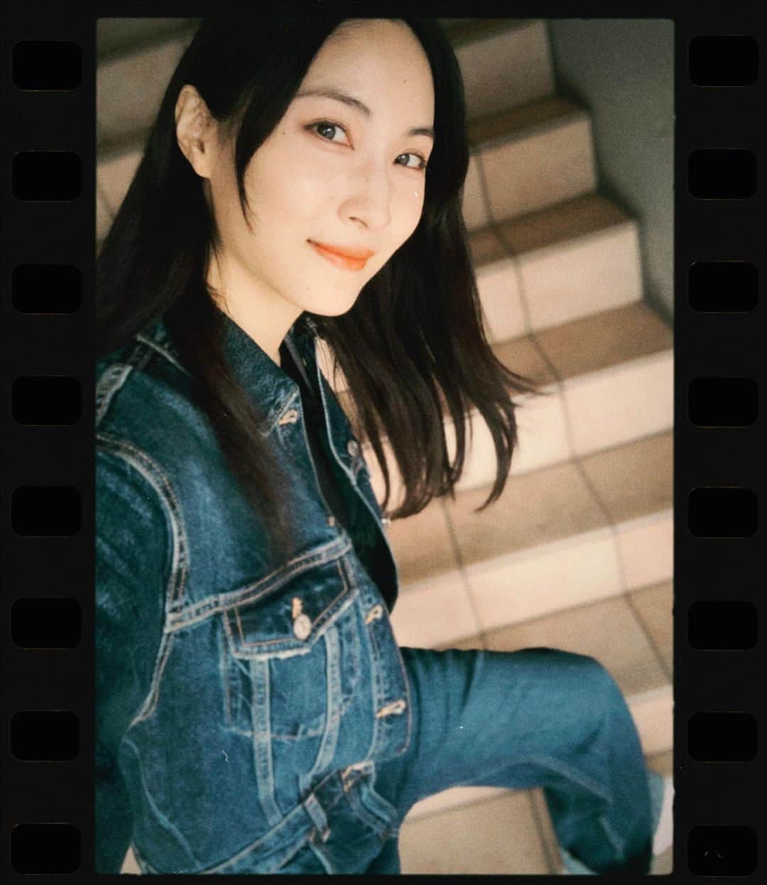 護あさなのインスタグラム：「. 👖✌️  寒くなってきたねー デニムのつなぎ買っちゃった☺️  ちょっと寒暖差で蕁麻疹でちゃってしばらくアップできなかったんだけど、またSNS更新していきますね✌️」