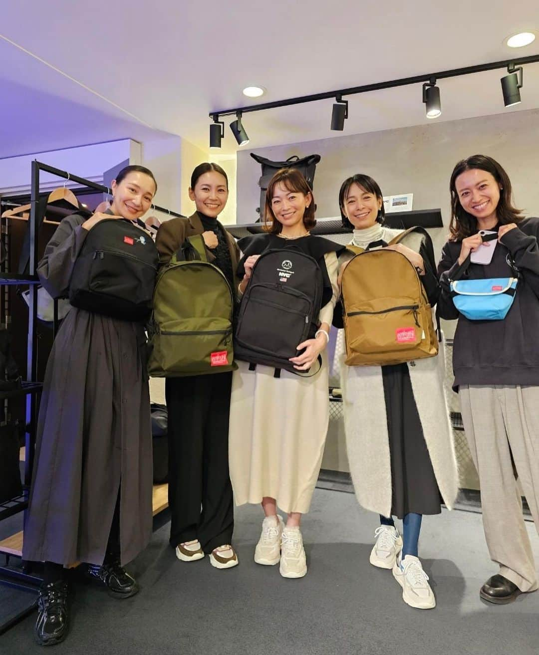 ナオさんのインスタグラム写真 - (ナオInstagram)「ManhattanPortage 2024S/Sの展示会へ  @mp_japan   使いやすそうなバッグパックやメッセンジャーバッグ ドラえもんとのコラボシリーズがとっても可愛かったです。  今回は大きくなってきた息子にバッグパックをオーダー。 私も共用しよーっと❤️  色の配色が可愛いアパレルもあってみんなであれこれたくさん試着しました。 私は写真で着用しているアウターもオーダーしましたよ♪  私はアウターを着て、息子はバックパックを背負って一緒に公園に行きたいなぁ😊 やっぱりニューヨークに行きたーい🗽  @mp_japan  #manhattanportage  #マンハッタンポーテージ #pr  #会場ではさやちゃんにも会えました @makinosaya」11月17日 13時55分 - nao_nao310