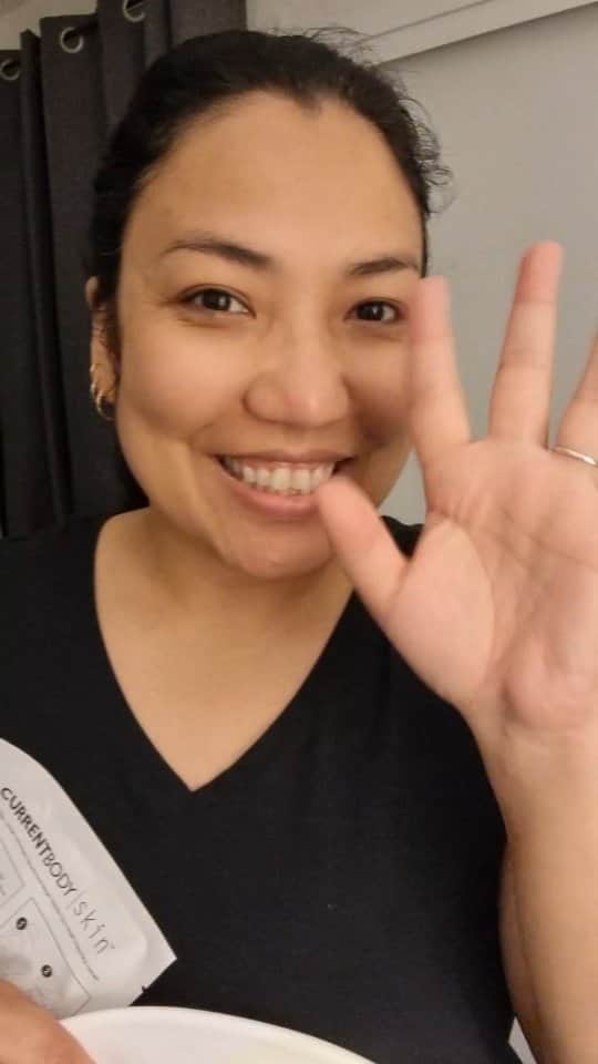 アマルのインスタグラム：「ハイドロジェルマスクはこうやって使うんだって～😃すごくない？しかもいい匂い😌 良かったら@currentbody_jp チェックしてみてね😊 ブラックフライデーセール始まったよ✨️ 割り引きコードAMALCB 使ってね♥️」