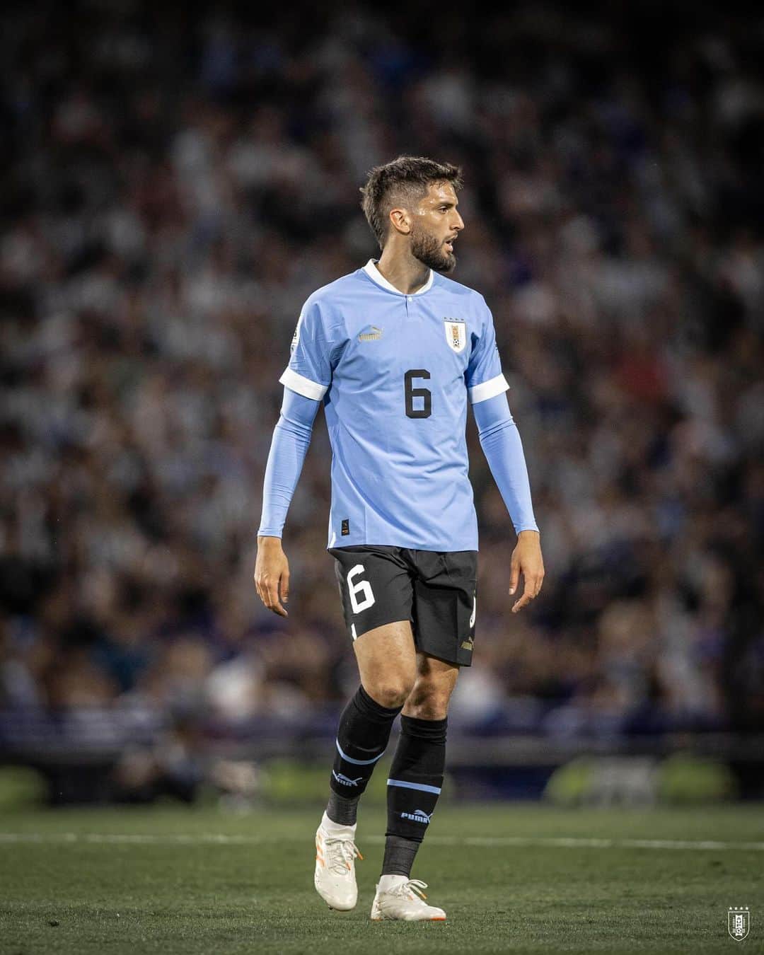 ロドリゴ・ベンタンクールのインスタグラム：「Qué lindo volver a vestir estos colores!!! 🇺🇾🇺🇾 #uruguaynoma @aufoficial」