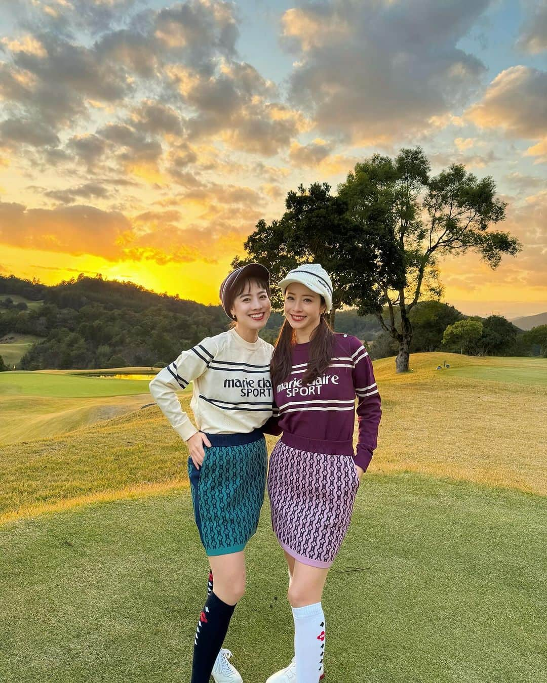 金ケ江悦子のインスタグラム：「* 初。テレビ番組でゴルフしてきました⛳️  @hisako_shirata の地元、高知県。 先輩 vs 後輩のラウンド対決🔥 結果やいかにwww  ウェアは仲良く色違いで♡ @marieclaire_golf   【番組情報】 高知さんさんテレビ 『高島プロのみんなでゴルフ』 12月17日・24日 日曜日・朝6:35〜  2週にわたって放送されます🏌️‍♀️ お楽しみに〜！  #高島プロのみんなでゴルフ #高知さんさんテレビ #ゴルフ番組 #ゴルフ番組収録 #ゴルフコーデ #ゴルフファッション #ゴルフ番組撮影 #ゴルフ好き #マリクレール #マリクレールゴルフ #グリーンフィールゴルフ倶楽部」