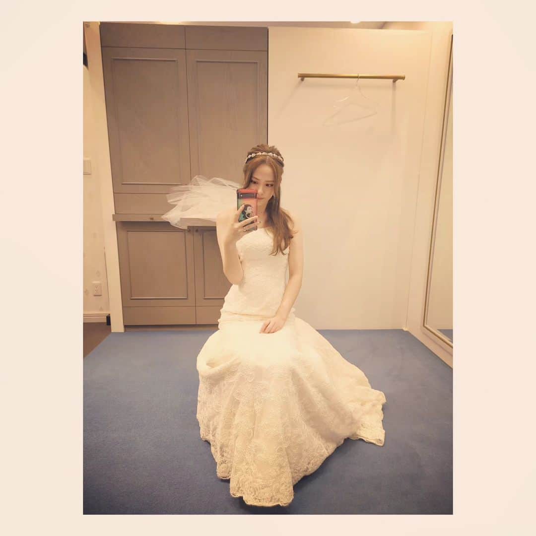 楠木杏さんのインスタグラム写真 - (楠木杏Instagram)「気に入っちゃってるドレス選びの時の一枚💋 やっぱりドレス大好きだからフィッティング時間は大変だったけど、幸せだったな～❣️  #卒花思い出」11月17日 13時59分 - k.anzu_official