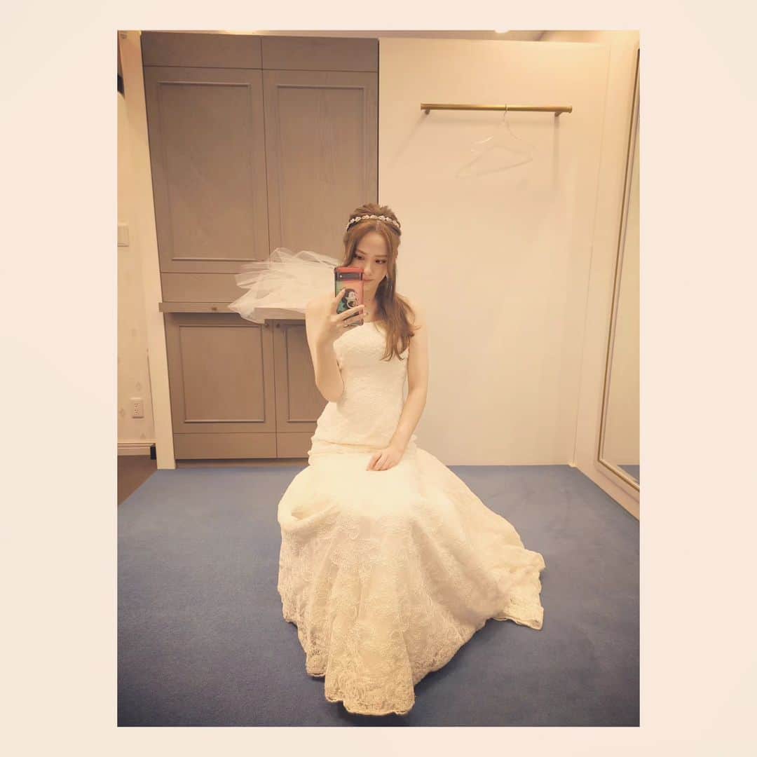 楠木杏のインスタグラム：「気に入っちゃってるドレス選びの時の一枚💋 やっぱりドレス大好きだからフィッティング時間は大変だったけど、幸せだったな～❣️  #卒花思い出」