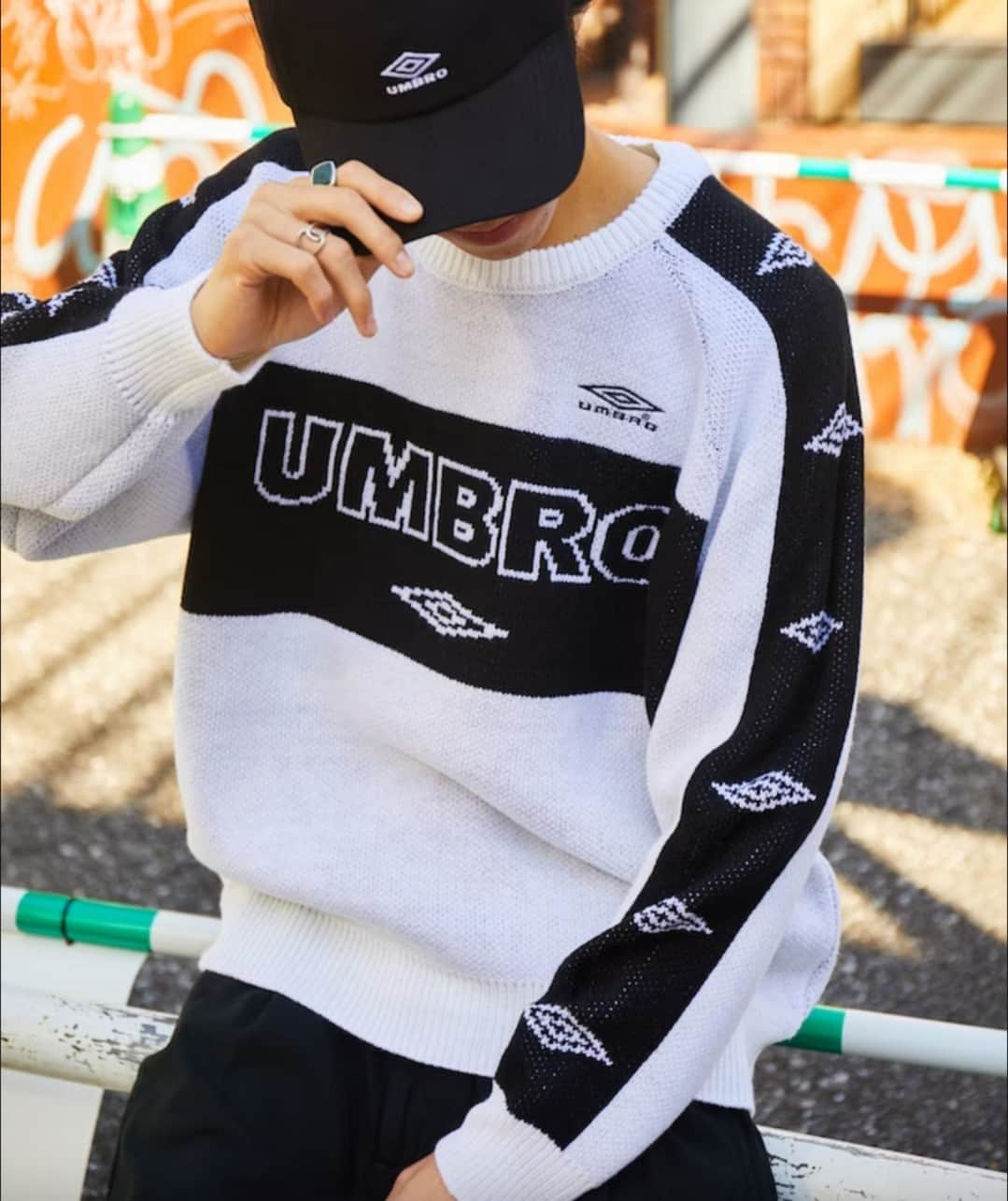 フリークスストアさんのインスタグラム写真 - (フリークスストアInstagram)「-UMBRO × FREAK'S STORE-  英国発のフットボールブランドumbroとのコラボレーションアイテムが登場！ ダイヤモンドロゴを両袖に配置し、スポーツ要素をデザインに取り入れたトレンド感抜群のニットです◎  FREAK'S STORE 別注 ジャガードロゴ クルーネックニット 問い合わせNo.1031394400001 価格:¥13,200(tax in) カラー:ホワイト/ブラック サイズ:M/L/XL  ▶︎画像をタップして商品情報をチェック！  ≪開催中のキャンペーン≫ サイトリニューアルを記念して、お得なキャンペーンを多数開催中🔥 ▶詳細はTOPページ( @freaksstore_official )のURLからNewsをご覧ください。  ｰ ｰ ｰ ｰ ｰ ｰ ｰ ｰ ｰ ｰ ｰ ｰ ｰ ｰ ｰ ｰ ｰ ｰ ｰ ｰ ｰ ｰ ｰ ｰ ｰ ｰ ｰ ｰ ｰ ｰ ｰ ｰ ｰ ｰ ｰ @daytona_park FREAK'S STORE,PUBLUX,Freada,Vitamix等のファッションからライフスタイルまで幅広いブランドを取り扱うモールです。 ｰ ｰ ｰ ｰ ｰ ｰ ｰ ｰ ｰ ｰ ｰ ｰ ｰ ｰ ｰ ｰ ｰ ｰ ｰ ｰ ｰ ｰ ｰ ｰ ｰ ｰ ｰ ｰ ｰ ｰ ｰ ｰ ｰ ｰ ｰ  #freaksstore #フリークスストア #freaksstore23fw #freaksstoreofficial #freaksstore_men  #umbro#アンブロ#アンブロコラボ#アンブロ別注#フットボール#サッカー#ロゴニット#ニットコーデ#トレンドニット#トレンドコーデ#トレンドファッション#メンズコーデ#ストリートコーデ#ストリートファッション」11月17日 14時02分 - freaksstore_official