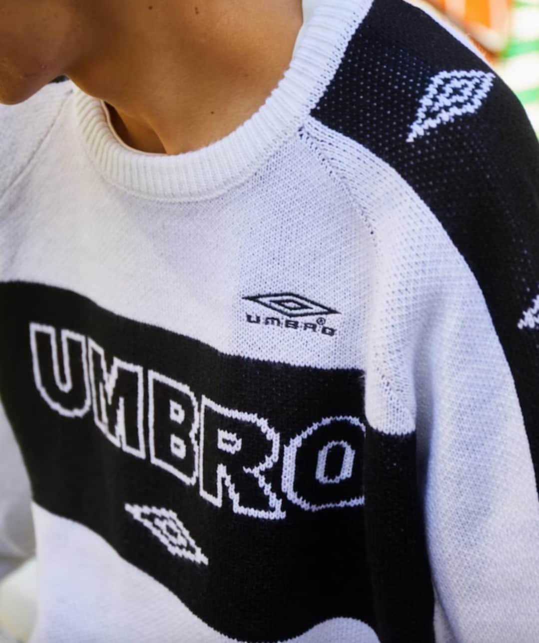 フリークスストアさんのインスタグラム写真 - (フリークスストアInstagram)「-UMBRO × FREAK'S STORE-  英国発のフットボールブランドumbroとのコラボレーションアイテムが登場！ ダイヤモンドロゴを両袖に配置し、スポーツ要素をデザインに取り入れたトレンド感抜群のニットです◎  FREAK'S STORE 別注 ジャガードロゴ クルーネックニット 問い合わせNo.1031394400001 価格:¥13,200(tax in) カラー:ホワイト/ブラック サイズ:M/L/XL  ▶︎画像をタップして商品情報をチェック！  ≪開催中のキャンペーン≫ サイトリニューアルを記念して、お得なキャンペーンを多数開催中🔥 ▶詳細はTOPページ( @freaksstore_official )のURLからNewsをご覧ください。  ｰ ｰ ｰ ｰ ｰ ｰ ｰ ｰ ｰ ｰ ｰ ｰ ｰ ｰ ｰ ｰ ｰ ｰ ｰ ｰ ｰ ｰ ｰ ｰ ｰ ｰ ｰ ｰ ｰ ｰ ｰ ｰ ｰ ｰ ｰ @daytona_park FREAK'S STORE,PUBLUX,Freada,Vitamix等のファッションからライフスタイルまで幅広いブランドを取り扱うモールです。 ｰ ｰ ｰ ｰ ｰ ｰ ｰ ｰ ｰ ｰ ｰ ｰ ｰ ｰ ｰ ｰ ｰ ｰ ｰ ｰ ｰ ｰ ｰ ｰ ｰ ｰ ｰ ｰ ｰ ｰ ｰ ｰ ｰ ｰ ｰ  #freaksstore #フリークスストア #freaksstore23fw #freaksstoreofficial #freaksstore_men  #umbro#アンブロ#アンブロコラボ#アンブロ別注#フットボール#サッカー#ロゴニット#ニットコーデ#トレンドニット#トレンドコーデ#トレンドファッション#メンズコーデ#ストリートコーデ#ストリートファッション」11月17日 14時02分 - freaksstore_official