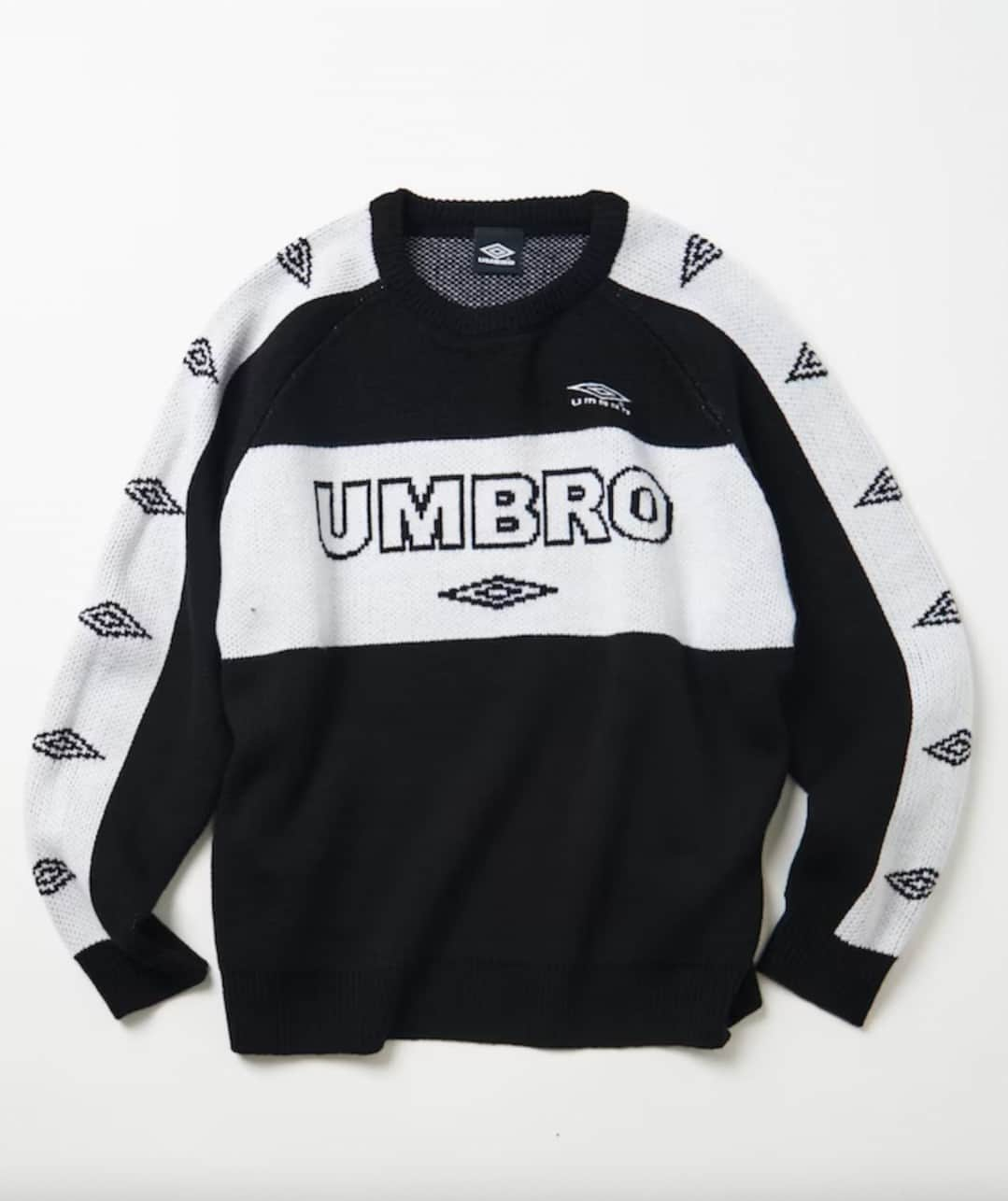 フリークスストアさんのインスタグラム写真 - (フリークスストアInstagram)「-UMBRO × FREAK'S STORE-  英国発のフットボールブランドumbroとのコラボレーションアイテムが登場！ ダイヤモンドロゴを両袖に配置し、スポーツ要素をデザインに取り入れたトレンド感抜群のニットです◎  FREAK'S STORE 別注 ジャガードロゴ クルーネックニット 問い合わせNo.1031394400001 価格:¥13,200(tax in) カラー:ホワイト/ブラック サイズ:M/L/XL  ▶︎画像をタップして商品情報をチェック！  ≪開催中のキャンペーン≫ サイトリニューアルを記念して、お得なキャンペーンを多数開催中🔥 ▶詳細はTOPページ( @freaksstore_official )のURLからNewsをご覧ください。  ｰ ｰ ｰ ｰ ｰ ｰ ｰ ｰ ｰ ｰ ｰ ｰ ｰ ｰ ｰ ｰ ｰ ｰ ｰ ｰ ｰ ｰ ｰ ｰ ｰ ｰ ｰ ｰ ｰ ｰ ｰ ｰ ｰ ｰ ｰ @daytona_park FREAK'S STORE,PUBLUX,Freada,Vitamix等のファッションからライフスタイルまで幅広いブランドを取り扱うモールです。 ｰ ｰ ｰ ｰ ｰ ｰ ｰ ｰ ｰ ｰ ｰ ｰ ｰ ｰ ｰ ｰ ｰ ｰ ｰ ｰ ｰ ｰ ｰ ｰ ｰ ｰ ｰ ｰ ｰ ｰ ｰ ｰ ｰ ｰ ｰ  #freaksstore #フリークスストア #freaksstore23fw #freaksstoreofficial #freaksstore_men  #umbro#アンブロ#アンブロコラボ#アンブロ別注#フットボール#サッカー#ロゴニット#ニットコーデ#トレンドニット#トレンドコーデ#トレンドファッション#メンズコーデ#ストリートコーデ#ストリートファッション」11月17日 14時02分 - freaksstore_official