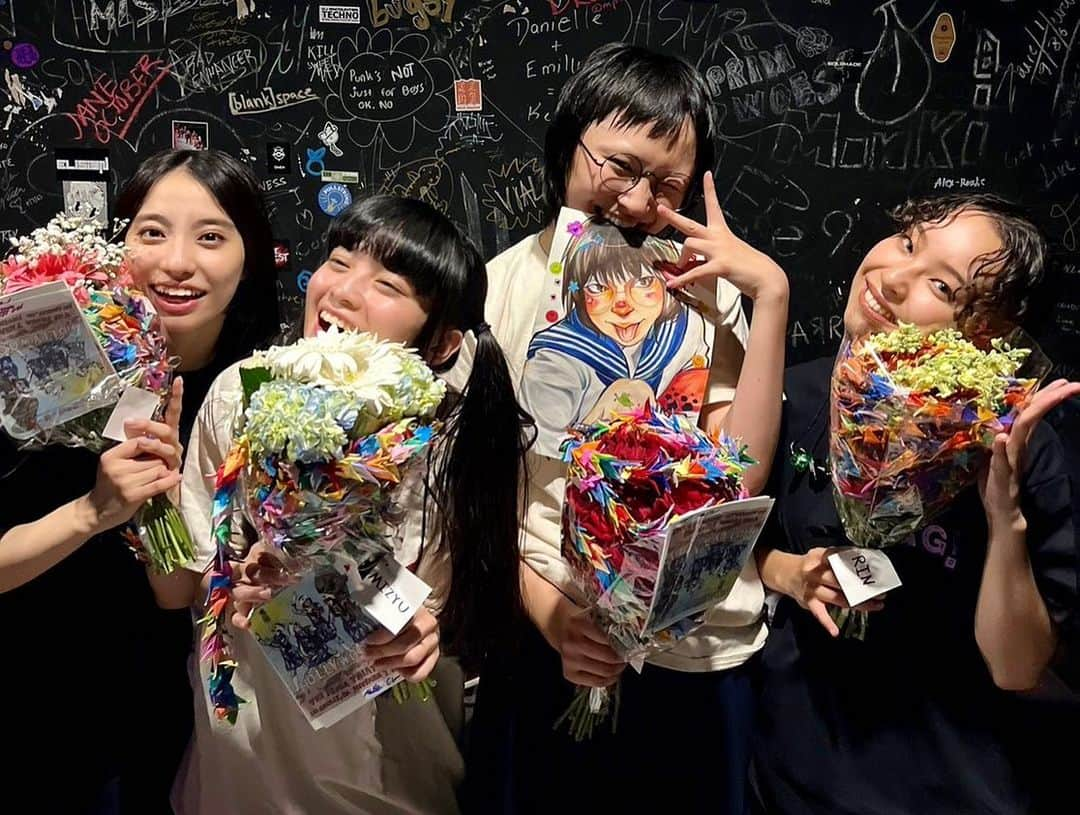 新しい学校のリーダーズのインスタグラム：「#THESEISHUNTOUR2023 🔵 St.Paul🇺🇸 Amesterdam Bar&Hall!  Nice to meet youuu!!! Thank you for giving us so much power! 🎇 It was fun to dance with everyone!💨  Today was the last solo show of this tour! There's still a festival left! Go! Go! Go! Go! #ATARASHIIGAKKO」