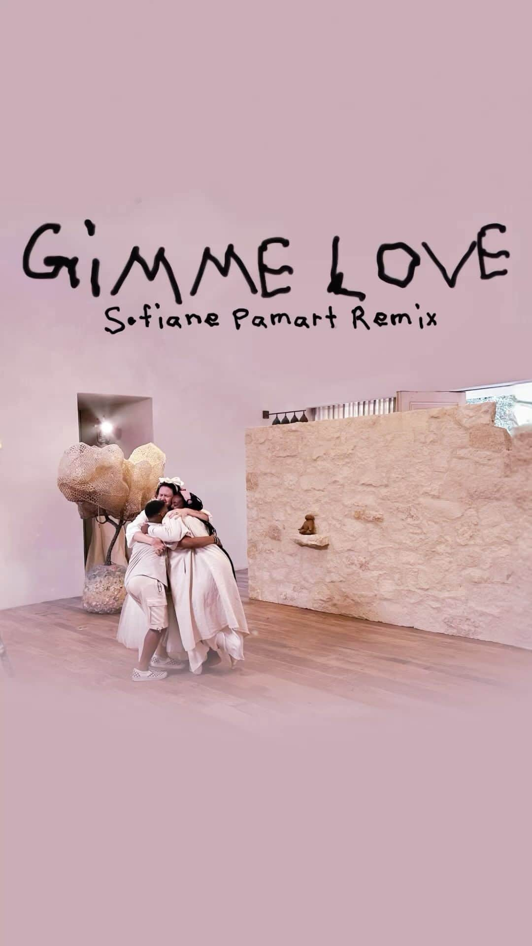 シーアのインスタグラム：「“Gimme Love” but make it ☮️ peaceful ☮️ the stunning piano version, courtesy of @sofianepamart, is out now! - Team Sia」