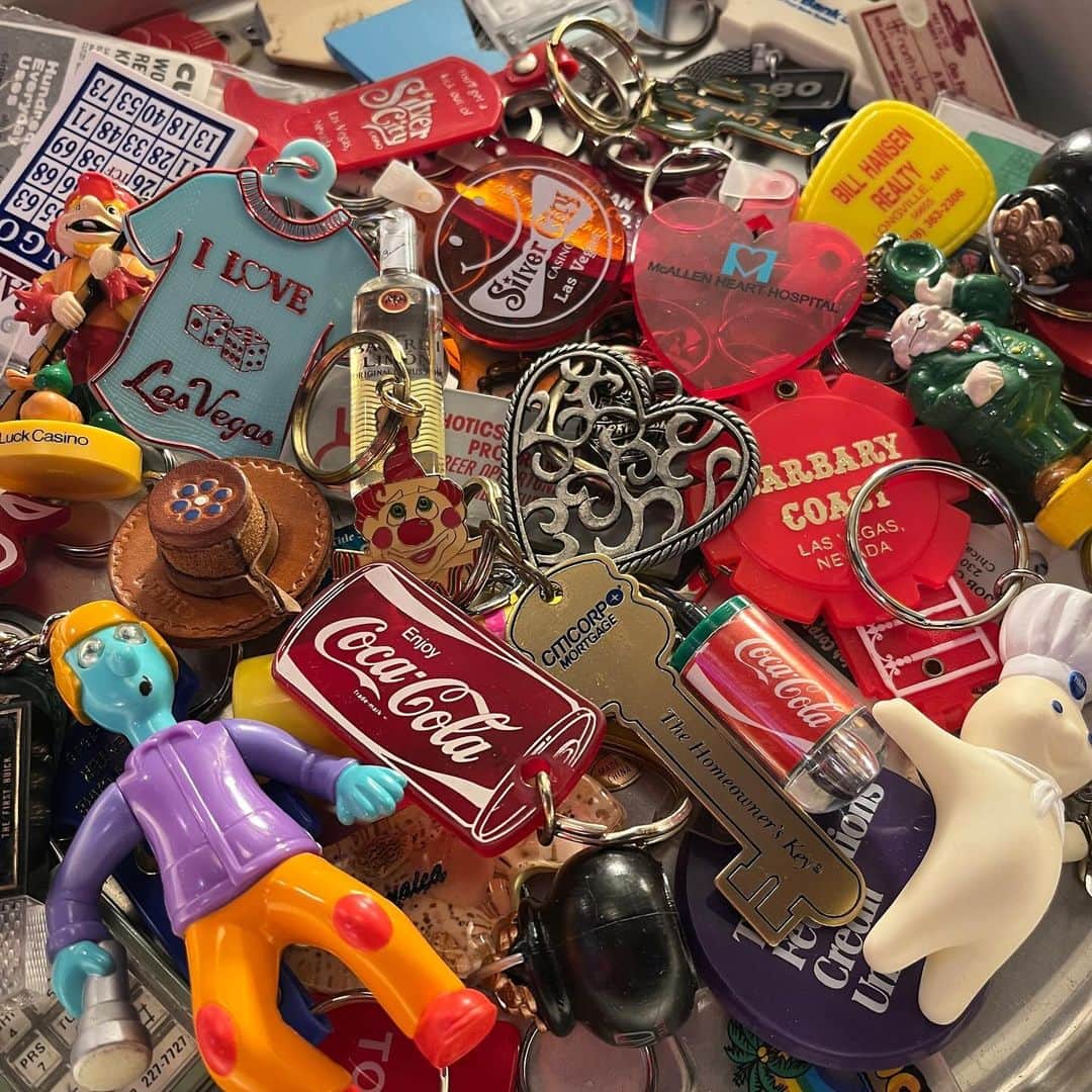 kiarrysのインスタグラム：「Vintage Advertising Key Chains New in Today.」