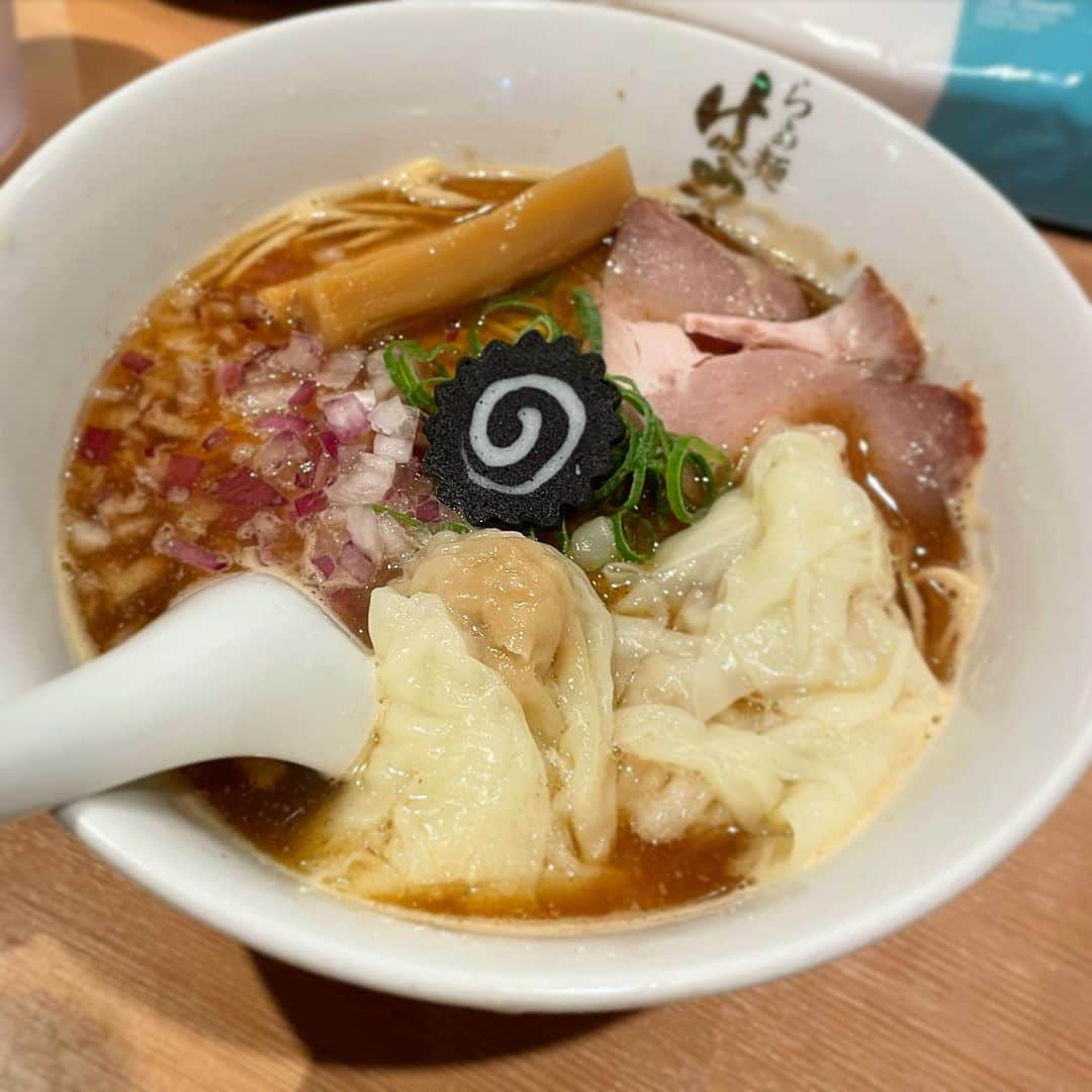 木村ひさしのインスタグラム：「最高のおっさんの昼ごはん。 らぁ麺はやし田　ワンタン炭火焼き アジ煮干しそば 中空き。え、9時間？ #最高のおっさんのラーメン  #2024チャレンジ第一弾」