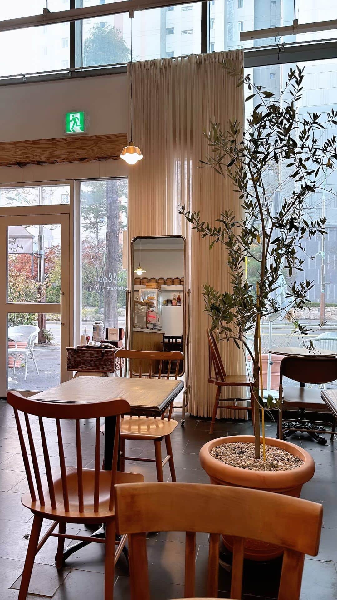 ユジンのインスタグラム：「Meal at cafe. Alone. Cozy and relaxing. Yummy…!」