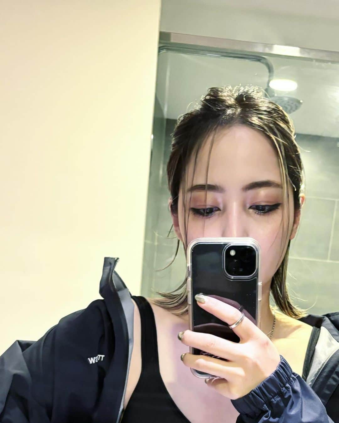 Licaxxxのインスタグラム：「Photo Dump in 🇨🇳🇭🇰  1, ready for @all_club_ ⚡️ 3, 上海蟹 in Shanghai🦀❤️ 4, @axis.chengdu 🪩 5, 三星堆博物館💫 6, Sci-fi city Chengdu 🌃 7, Killer Hot Pot in 四川🔥 9, Shrimp dumplings noodle🍤 10, chillin’Hong Kong cruise ⛴️」