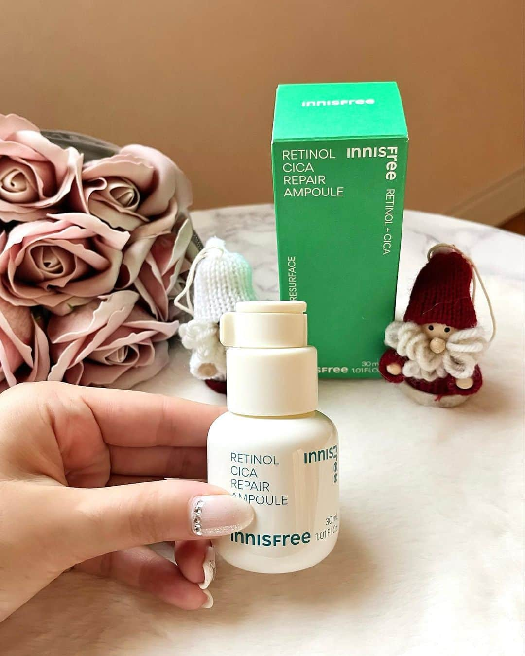 YOUKORINさんのインスタグラム写真 - (YOUKORINInstagram)「innisfree🌿.∘  @innisfreeofficial   お気に入りレチノール🤍 イニスフリー レチノール シカ リペアセラム  肌トラブル*1のアルゴリズムを断ち切る処方のレチノール美容液✨  純粋レチノール（整肌成分）で過剰な皮脂分泌を抑制/角質/毛穴/肌のキメにアプローチし、髪の毛直径の1/1000より小さい リポソームシカ*2 で 保湿成分や CICAがうるおいを効果的に 肌へと届け、繰り返す肌トラブル*1 にアプローチ🩵  *1乾燥による肌荒れ*2ヒアルロン酸、セラミドNP、アシアチコシド、マデカシン酸、アシアチン酸（全て保湿成分） ヘルシーでクリーンなイメージのパッケージデザインに🫧  使い続けると毛穴が気にならなく なってきて嬉しい❣️ 11月のメガ割でもお得🉐に 購入出来るので見てみてねっ✨  #PR #innisfreejapan #イニスフリー #レチノールシカリペアセラム #レチノール #qoo10 #qoo10メガ割 #qoo10購入品」11月17日 14時12分 - xxy0uc0riinxx