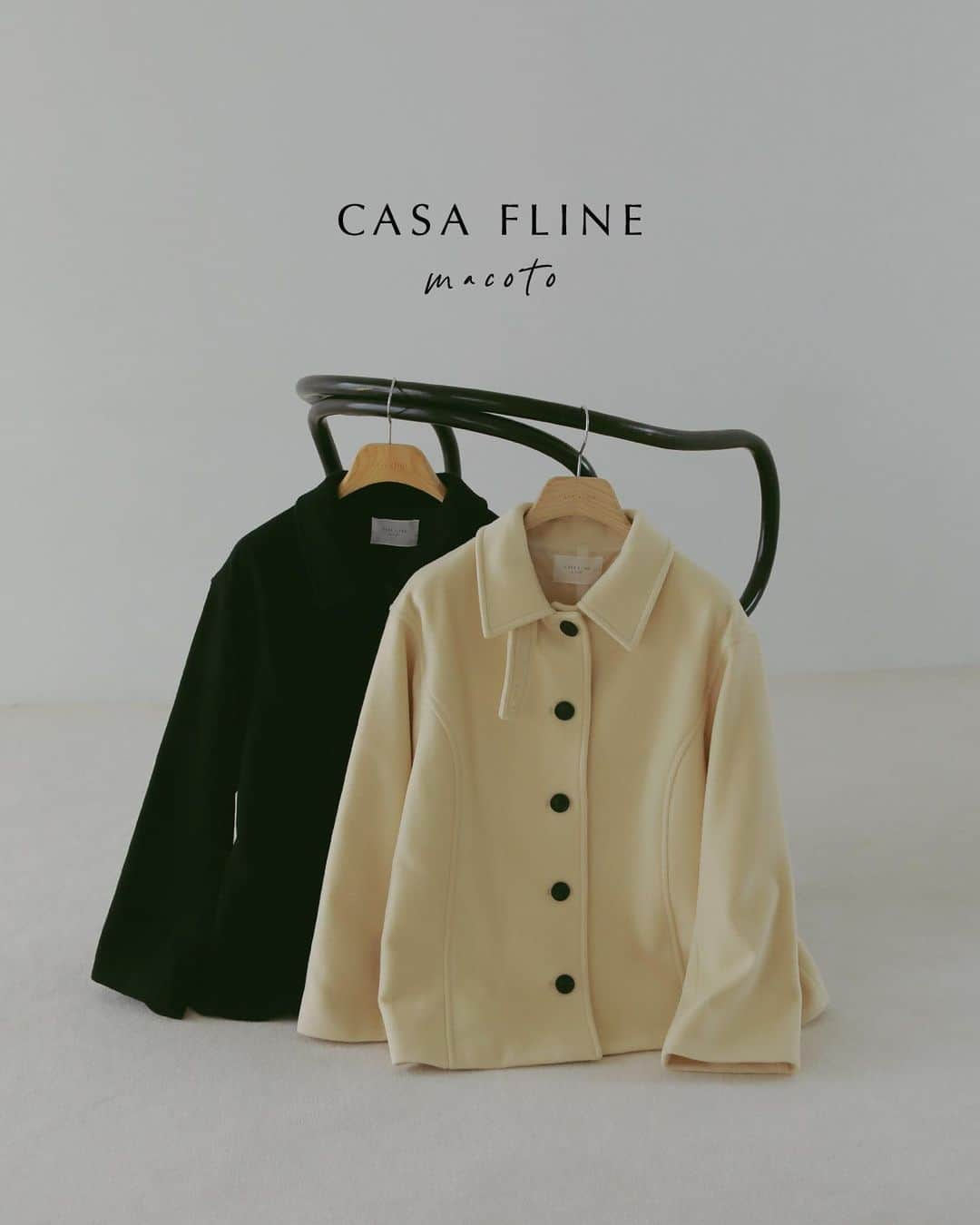 CASA FLINEのインスタグラム：「CASA FLINE | macoto  COLLABORATIVE PRODUCT  CASA FLINE5周年を記念しシンプルカジュアルなファッションスタイルが同世代を中心に支持を集め、SNSを通じファッション、ビューティー、ライフスタイル発信を行う注目のインフルエンサー macoto 氏とのコラボレーションアイテム第二弾が発売します。  【macoto×CASA FLINE】ウールコート ¥53,900 Color IVORY / NAVY  イタリアの上質なウール素材を使用したゆるっとしたシルエットのステンカラーコート。ショート丈なのでボリュームのあるボトムスともバランスが良く小柄な方は勿論幅広い体型の方にフィットします。襟を立ててベルトを留めるとクラシカルな雰囲気を楽しめます。   ETHICAL POLICY NATURAL / ECO  ————————————————————————— #casafline #sustainable #ethical」