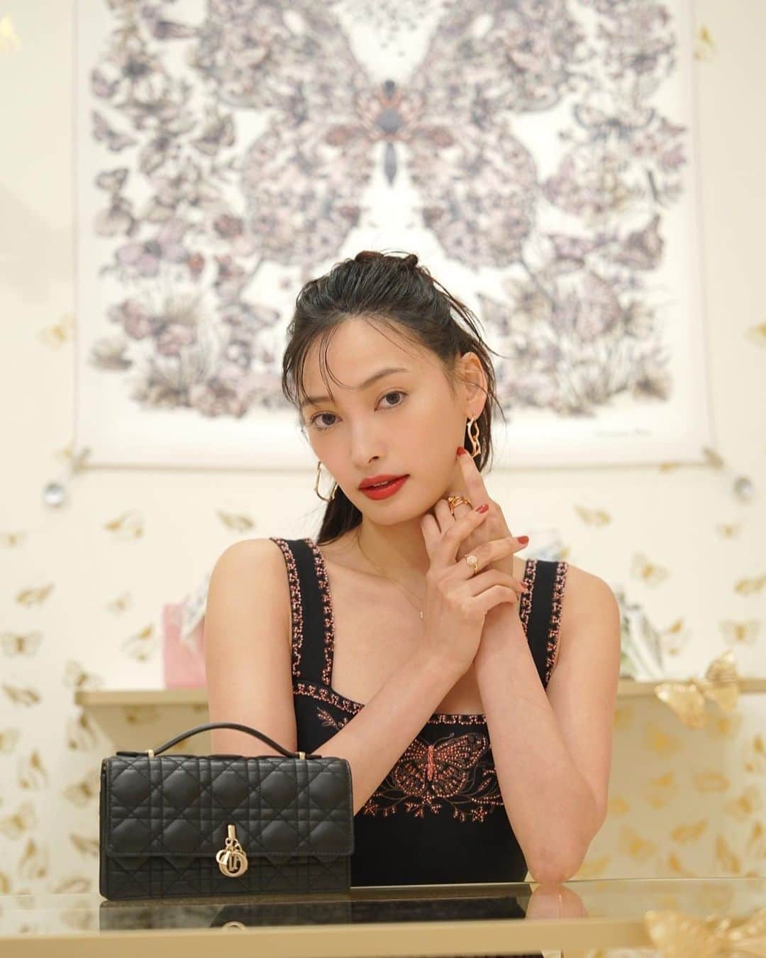 大政絢さんのインスタグラム写真 - (大政絢Instagram)「Dior🦋✨ Holiday event   OMOTESANDO CROSSING PARK  イルミネーション輝く華やかなPOPUPにお邪魔してきました！店内もバタフライが散りばめられていてDiorらしい繊細さに終始ときめいておりました⭐️  12/25まで開催しているので皆様も是非😊  @Dior #DiorCruise #ディオール #ディオールホリデーポップアップ #ディオールファインジュエリー #PR」11月17日 14時14分 - aya_omasa_official