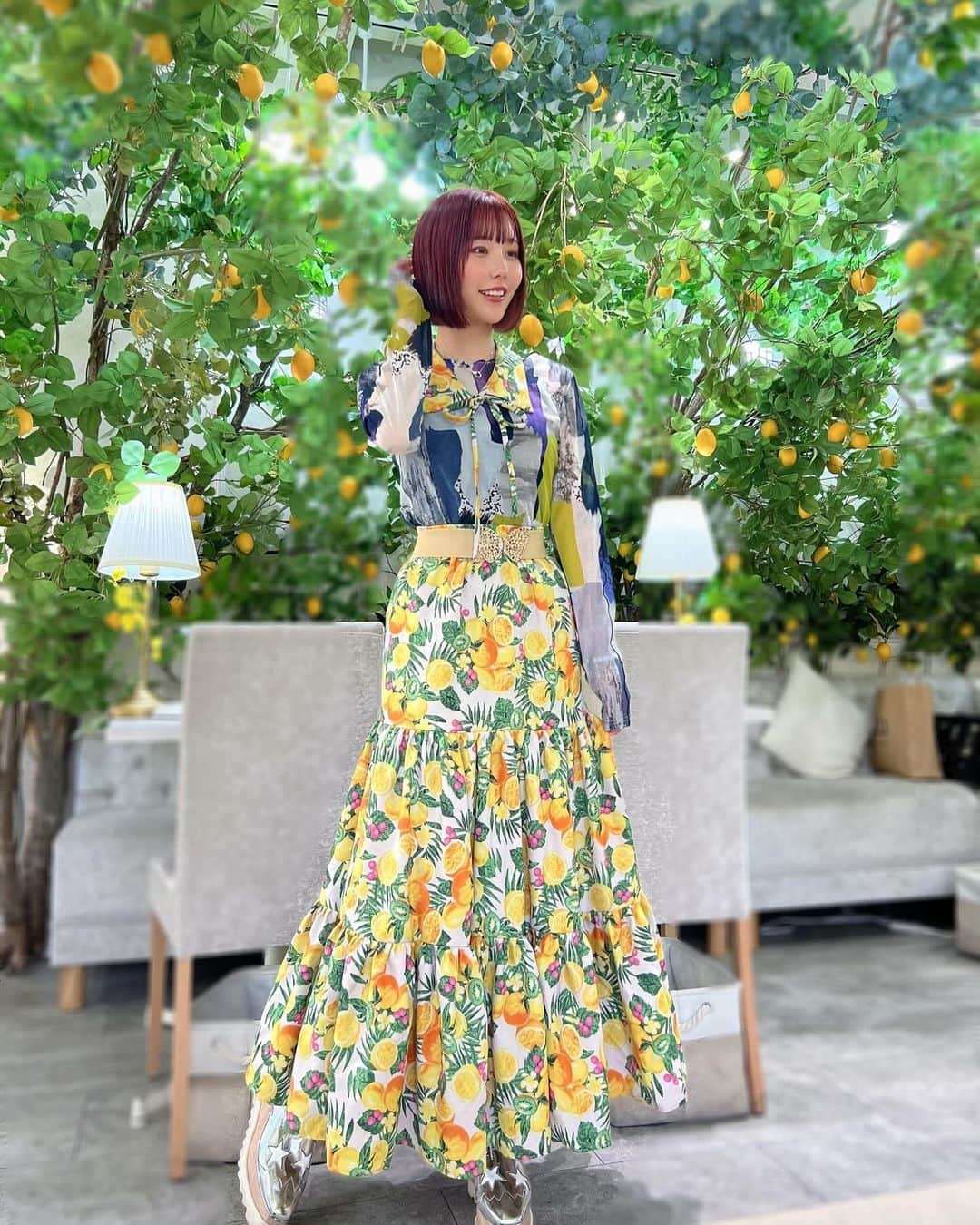 神成藍子さんのインスタグラム写真 - (神成藍子Instagram)「レモンコーデ🍋💛💚 襟とスカートを自作しました🪡 可愛すぎるレモンの柄の布を使ったんだけど、このままじゃ秋には鮮やかすぎたから染色してくすませたよ☕️ スカートもう少しフワッとしても良かったかも🥹🥹🥹🥹  #🍋 #レモンコーデ #手作り服 #ファッション #服飾学生」11月17日 14時15分 - kanna_nijimura
