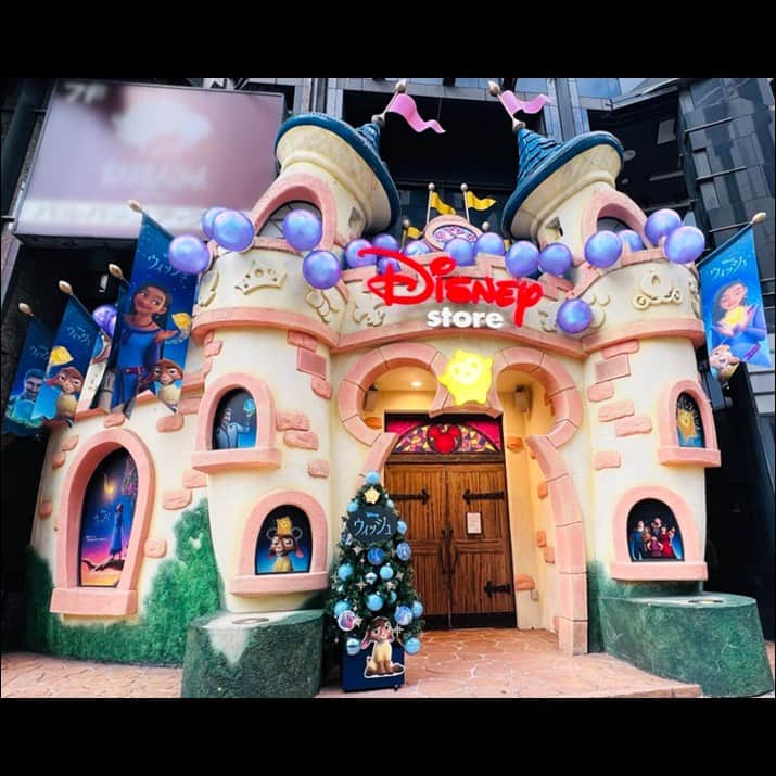 ディズニー・スタジオのインスタグラム：「『ウィッシュ』 12/15公開に先駆けて💫 ディズニーストア全店に クリスマス装飾が登場🌟  今回は渋谷公園通り店と 東京ディズニーリゾート店などの様子をご紹介🎄  #願い星スター のオーナメントを 探してみよう👀💡  #ウィッシュ #Wish #ディズニーストア  #アーシャ #Asha #願い星スター #ディズニー #Disney #ディズニー映画 #ディズニーアニメーション #ディズニー100 #disney100」