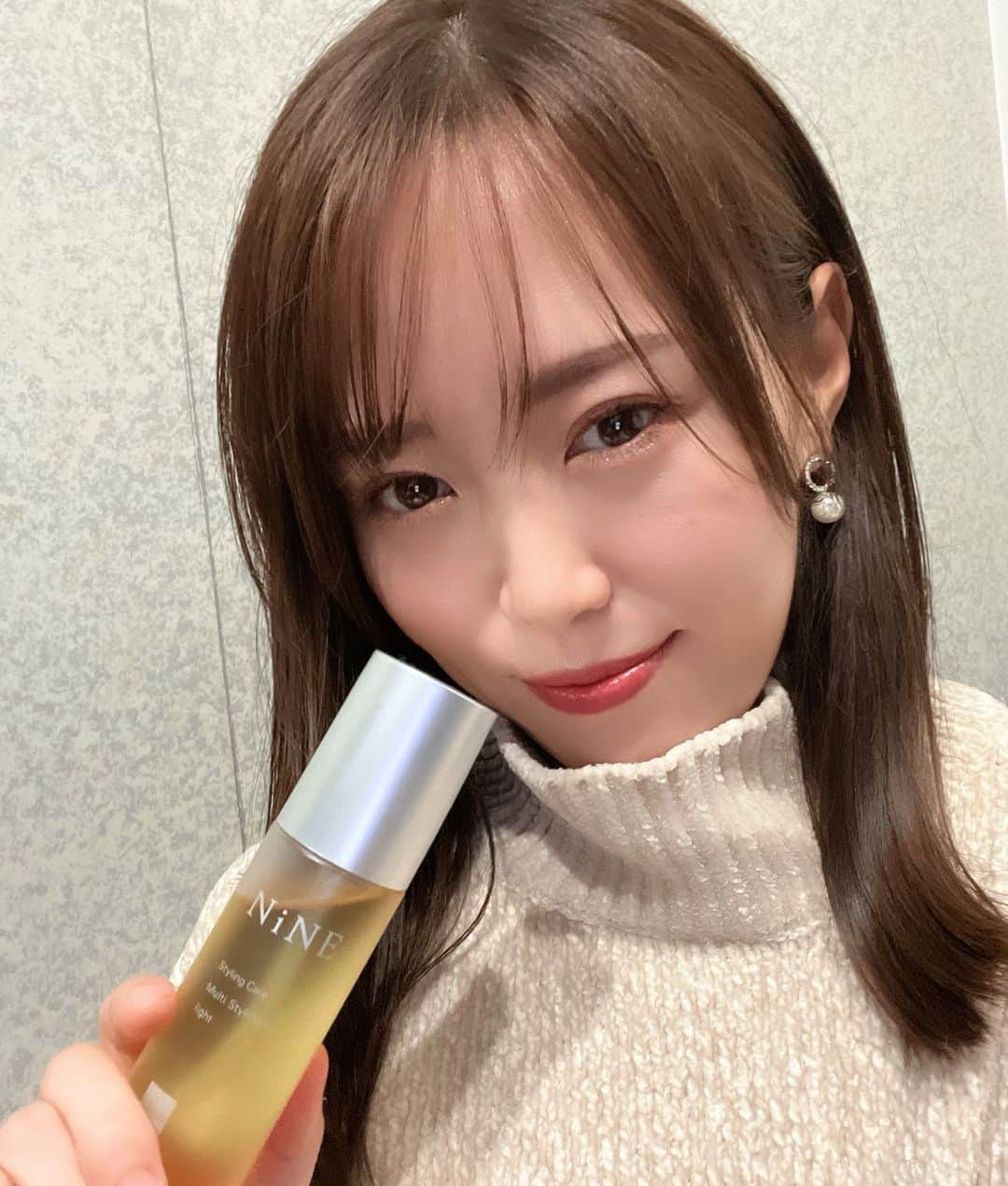 ありさ・あげまんクリエイターさんのインスタグラム写真 - (ありさ・あげまんクリエイターInstagram)「#NiNEヘアオイル #hairstyling #hairoil   @reve_hairsalon の大祐くんオススメのヘアオイル、NiNE🫶🏻  lightとrichがあって、私はlightの方を使ってるんだけど、ベタベタしないし重くならないから、猫っ毛の私にはめっちゃ助かる🥹 ハンドオイルとしても使えるから、毎日愛用中🙌🏻  香りは飽きのこない植物系の香り🌱✨  #ヘアサロン #ミディアムヘア #韓国風ヘア #韓流ヘア #ヘアケア #バズコスメ #秋ヘア #秋ヘアカラー #newhair #ヘアアレンジ」11月17日 14時17分 - arisa_beauty