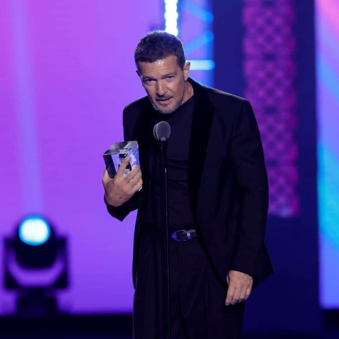 Despierta Americaさんのインスタグラム写真 - (Despierta AmericaInstagram)「Antonio Banderas recibió de manos de su amigo, Alejandro Sanz, el Premio de la Presidencia en los #LatinGRAMMY ✨🇪🇸  📸 Getty Images」11月17日 14時18分 - despiertamerica