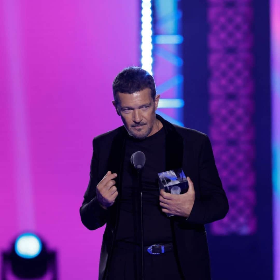 Despierta Americaさんのインスタグラム写真 - (Despierta AmericaInstagram)「Antonio Banderas recibió de manos de su amigo, Alejandro Sanz, el Premio de la Presidencia en los #LatinGRAMMY ✨🇪🇸  📸 Getty Images」11月17日 14時18分 - despiertamerica