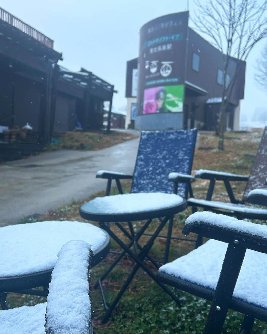 栂池高原スキー場さんのインスタグラム写真 - (栂池高原スキー場Instagram)「こんにちは! 本日は先日の初雪と冬に向けた準備の様子をお届けします❄️  現在、中間駅にある雪の広場(Yeti、BURGER KING、コナユキカフェ)は冬の営業に向け清掃や準備に入っております🧹アルバイトさん、お客様を迎え入れる準備はバッチリです！✨　　  そして、、まだまだ、栂池で一緒に働く仲間を募集しております！私たちと一緒に大自然のなかで働きませんか？是非ご応募お待ちしております🙌  寒くなってきましたが皆様体調お気をつけ下さい。今年も栂池高原スキー場でスタッフ一同お待ちしております！⛷️🏂☃️  ━━━━━━━━━━━  Greetings from Tsugaike Mountain Resort! This time we will show you pictures taken from the first snow earlier this week and some pictures showing our preparations for welcoming the winter season!❄️  As the winter season is approaching, we are currently cleaning the Yukino Hiroba Building ( Yeti, BURGER KING, Konayuki Cafe)  located at the gondola middle station🧹 Together with our part-time staff, we finished the cleaning and we made sure that there would be no dust left behind!✨　　  And… we are currently still welcoming applications from those who want to work together with us at Tsugaike! Wouldn’t you like to work while enjoying the beautiful nature? We are waiting for your application!🙌  The weather is getting colder, please take care of yourself and stay healthy! We are looking forward to welcoming you at Tsugaike Kogen Ski Resort again this year! ⛷️🏂☃️  Early bird season pass sale (~11/30) and Early bird lift tickets (~12/8) are currently on sale! For more information, check our official website! @tsugaike_kogen check the link in our URL profile!✨  #北アルプス #長野県 #白馬 #白馬山麓 #つがいけマウンテンリゾート #栂池高原スキー場 #栂池高原 #栂池 #スキー #スノーボード #スキー場 #白馬つがいけSNOWWOW #tgparks #tsugapow #japow #tsugaike #hakuba #ロープウェイ #絶景 #こどもとおでかけ #トレッキング #キャンプ #キッズプログラム #アクティビティ #白馬三山 #シーズン券 #中部山岳国立公園 #栂池自然園」11月17日 14時21分 - tsugaike_kogen