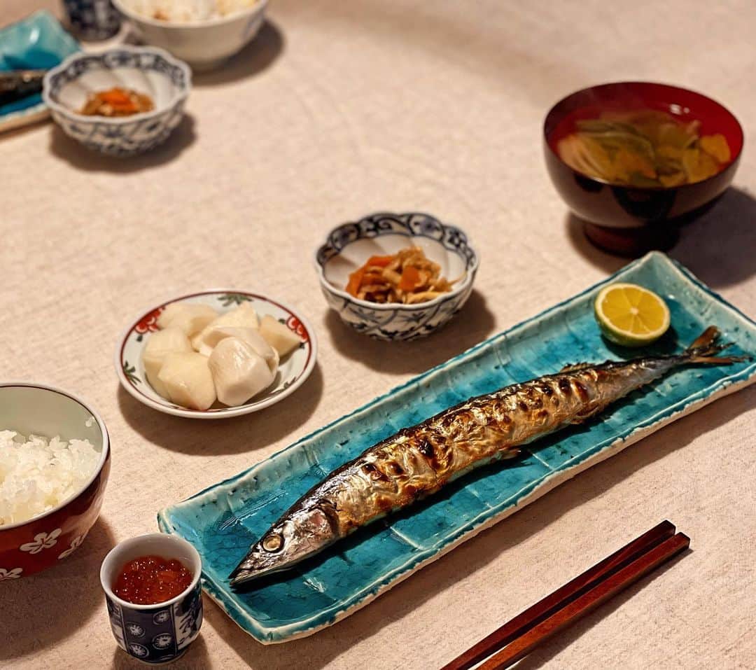 のインスタグラム：「けさはさんま。きのうは昼にさわらを塩焼きにしたから、ここのところずっと魚づいてますね。 切り干し大根はそのときどきで味をつけるから、今回はすこぅし濃いめで甘め。いくらは甘口。 日曜の夜は北九州空港で久方ぶりにとんこつラーメンを食べました。細麺をハリガネで。 今週末はおうどんが食べたいけど、まだ九州から資さんうどんが届かない…。 おうどんは太くて柔い九州のものがいちばん。」