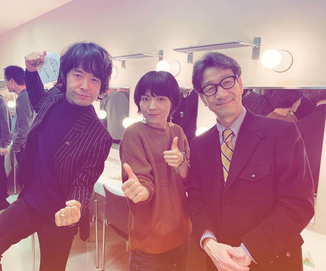熊木杏里のインスタグラム：「2019年。小田さんのクリスマスの約束🎄 KANさんの生歌を初めて聴きました。 「愛は勝つ」の弾き語りでは 自分で自分に、わんつーすりーふぉー！と始まった パフォーマンスに会場が笑顔に。  柔らかく繊細な声で、あたたかく切ない 「星屑の帰り道」という歌の  ぼくが気にかけるのは ハンカチを出すタイミング  という歌詞がとっても人柄を感じられて好きだなと思ったことを思い出しました。  シンガーソングライターの大先輩の 生きた歌を心に残して。」