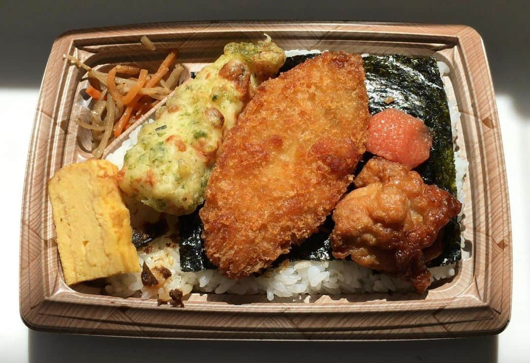 職人.comのインスタグラム：「【のり弁】  海苔弁当、通称「のり弁」はお好きでしょうか？出張先での移動中などに大変助かる持ち帰り弁当屋さん。さて何を食べようかとお店に入っても、大抵はのり弁のご飯大盛りを選択してしまいます。先日の奈良出張ではタルタルソースも付けました。何百回食べてもまったく飽きることがない素晴らしいお弁当です。  では、この日本を代表する持ち帰りファストフードとも言えるのり弁はどのように誕生したのでしょうか？安土桃山時代には現在と同じ形状の弁当箱が登場し、江戸時代中期に板海苔が作られるようになりました。昭和30年代になると、「のりおかか弁当」が庶民の間に広まっていたようです。  白身魚のフライとちくわの天ぷらをのせたおなじみののり弁は、1976年開店の「ほっかほっか亭」が販売を始めたもので、当初のっていた焼いたホキの味噌漬けはフライに変わり、創業者の田渕道行氏のアイデアによってちくわの天ぷらも追加されました。  昨今の世界的物価高が家計を直撃する中、わずか300円台でこんなにおいしい一食を提供してくださる企業努力に心より敬意を表します。我々も数量問わず全国送料無料、海外へは2,800円の一律価格送料を維持できるように努力してまいりたいと存じます。  松屋漆器店　白木塗二段重 https://www.shokunin.com/jp/matsuya/  参考資料 https://ja.wikipedia.org/wiki/%E6%B5%B7%E8%8B%94%E5%BC%81%E5%BD%93  @shokunincom  #職人ドットコム #のり弁 #海苔弁当 #のりおかか弁当 #ほっかほっか亭 #安土桃山時代 #江戸時代 #板海苔 #昭和30年代 #ほっかほっか亭のり弁 #田渕道行 #白身魚フライ #ちくわ天ぷら #白身魚のフライ #お弁当 #日本のファストフード #物価高 #企業努力 #全国送料無料 #松屋漆器店 #白木塗二段重 #海苔弁 #のり弁当 #ちくわの天ぷら #持ち帰り弁当 #お持ち帰り弁当 #白木塗 #白木塗重箱」