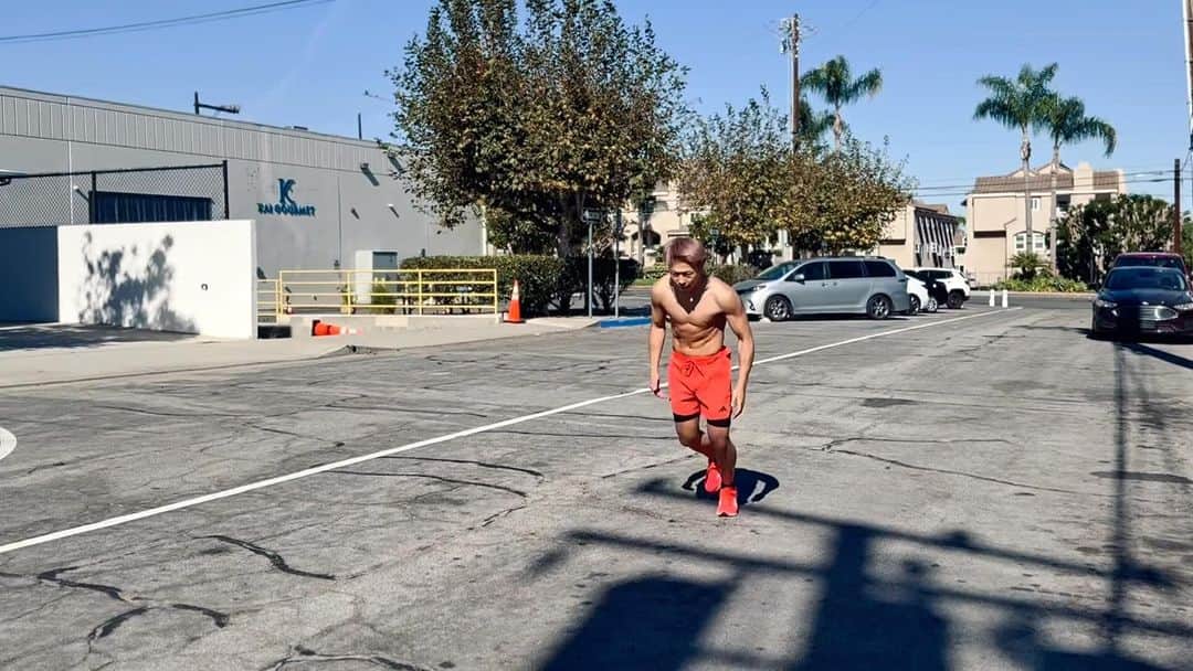 武尊のインスタグラム：「地獄のフィジカルin LA🏃‍♂️🔥🇺🇸 2時間みっちり追い込んでもらいました🙏🏼 酸欠で頭クラクラ。。 感謝！ @yoheiarakaki」