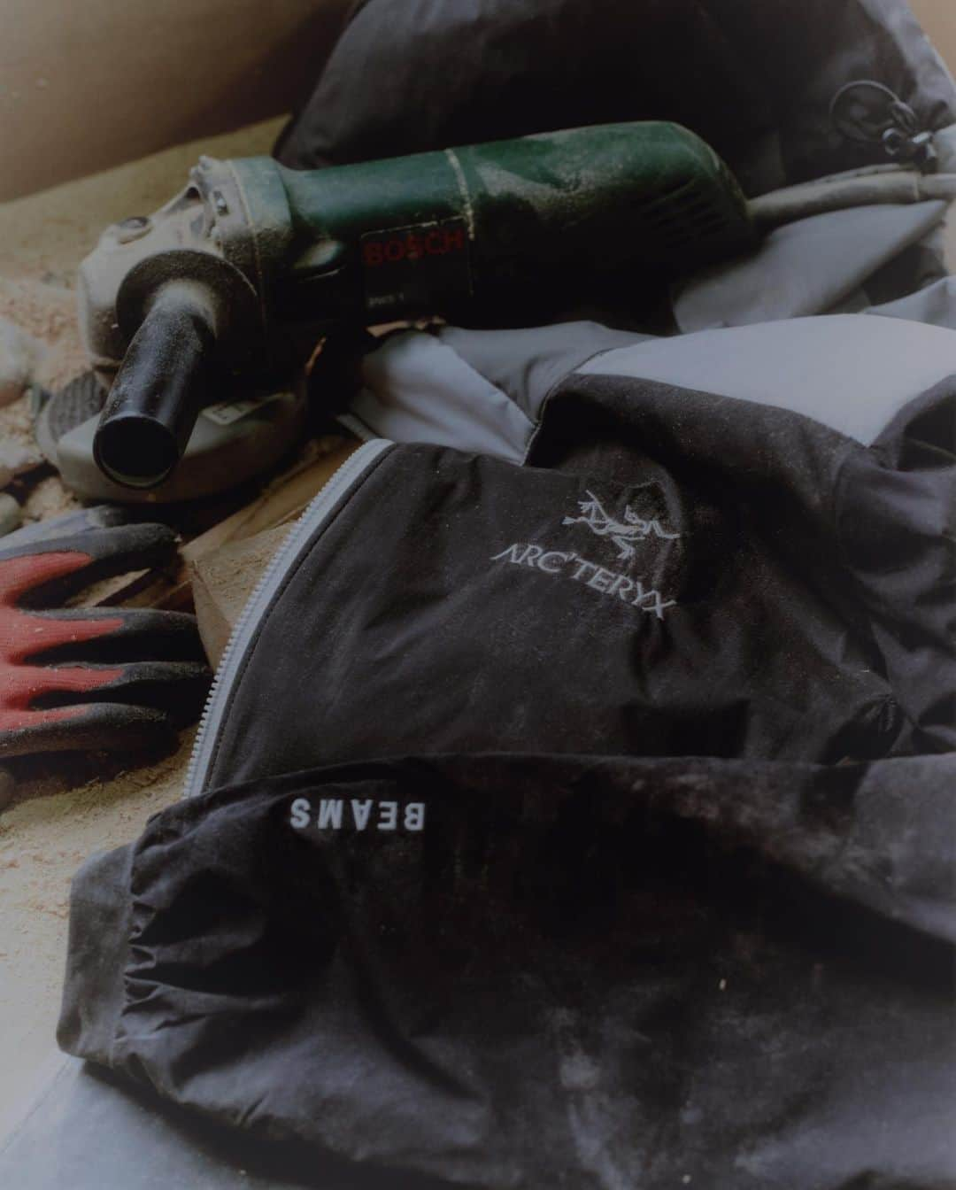 beams_harajuku_officialさんのインスタグラム写真 - (beams_harajuku_officialInstagram)「… ARC’TERYX × BEAMS “Wabi-Sabi” . 第三弾となる今回のコンセプトは、“Wabi-Sabi（侘び寂び）”。 物を大切にしようという日本独特の精神性を表した言葉から着想を得たコレクション。  その見た目からも感じられる、”TRANQUIL（静寂）”なモノクロームのカラーリングをクレイジーパターンに落とし込んだ、ジャケットとバッグの計4型を発売します。  販売方法は店頭入場抽選となります。 ・店頭⼊場抽選：2023年11⽉17⽇（金）11:00～11⽉19⽇（日）23:59まで ・発売日：12月2日（土）、12月3日（日）「ビームス 原宿」「ビームス ボーイ 原宿」 　　　　　12月9日（土）、12月10日（日）「ビームス ストリート 梅田」  ※販売⽅法については、ビームス公式サイト ニュースページをご確認ください。 ※販売方法および規約は、事情により当日やむを得ず変更する可能性もございます。 . @arcteryx @beams_official @beams_mens_casual @beams_boy_official #wabisabi #tranquil」11月17日 14時28分 - beams_harajuku