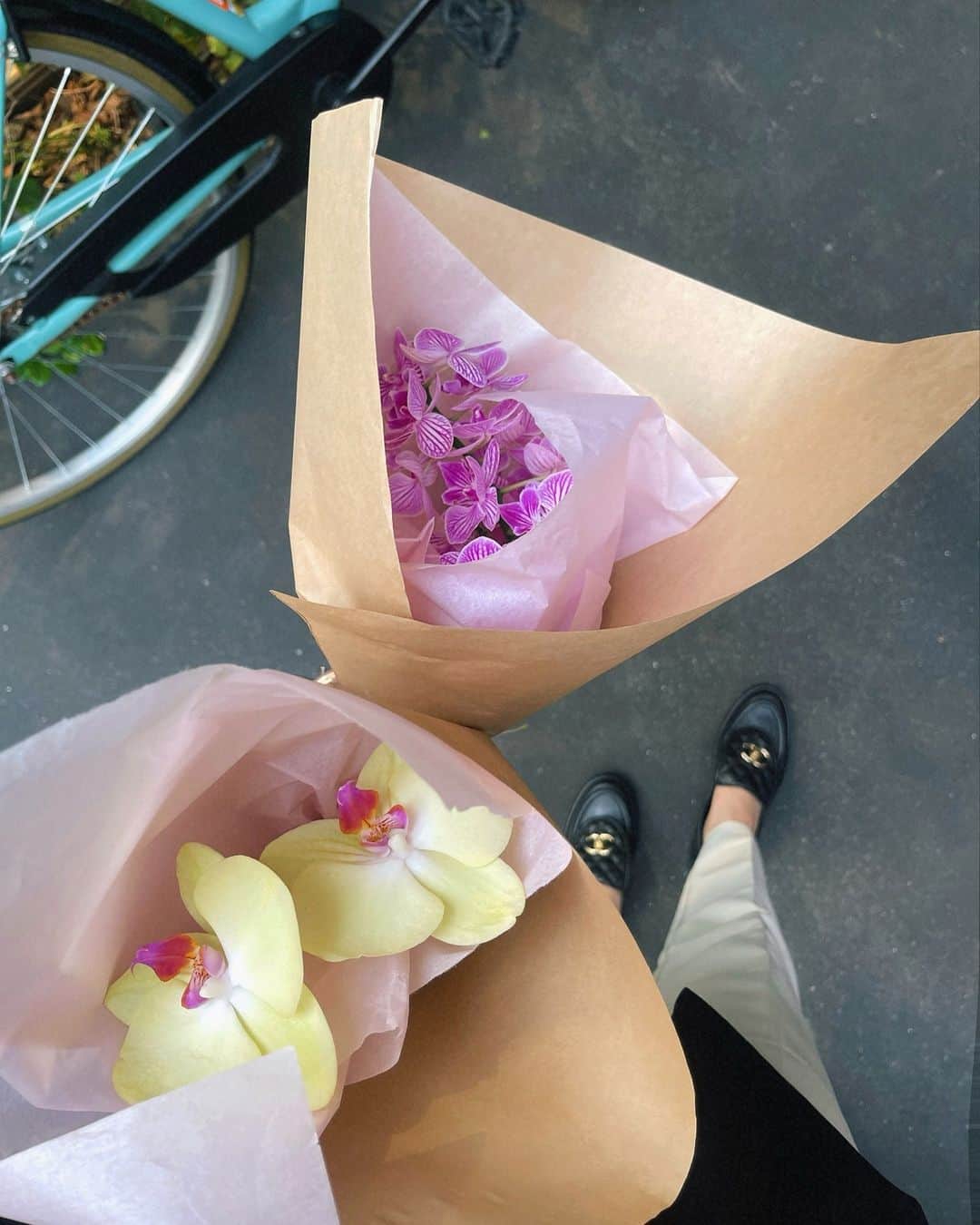 ___mikik___のインスタグラム：「Friday♡ 楽しみな週末にお花も買って☺️☺️」
