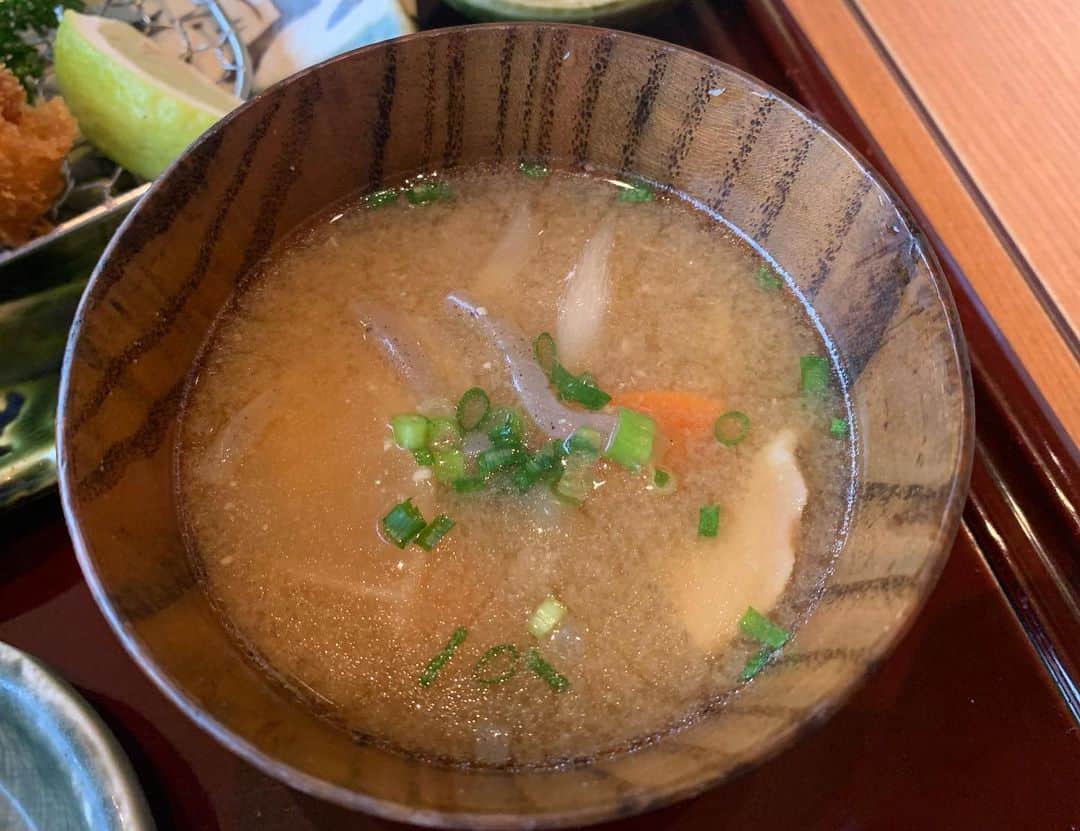 昴生さんのインスタグラム写真 - (昴生Instagram)「昼飯！！ #今日は #NGK出番！ #合間に #よしお師匠と #ランチ！ #恵亭 さん！ #海老フライに一口カツに大葉ササミカツ！ #うまいー！ #ライムでサッパリ！ #豚汁！ #野菜いっぱい！ #師匠いつもありがとうございます！ #そのあと師匠とコーヒー！ #師匠と映画トーク！ #もうゴジラ見てはった！ #僕が見たやつほとんど見てはった！ #映画2本連続で見に行ったりしはる！ #ミキ漫前に気合いの入るありがたい時間！ #師匠パワーでミキ漫やったるで！」11月17日 14時34分 - mikikousei