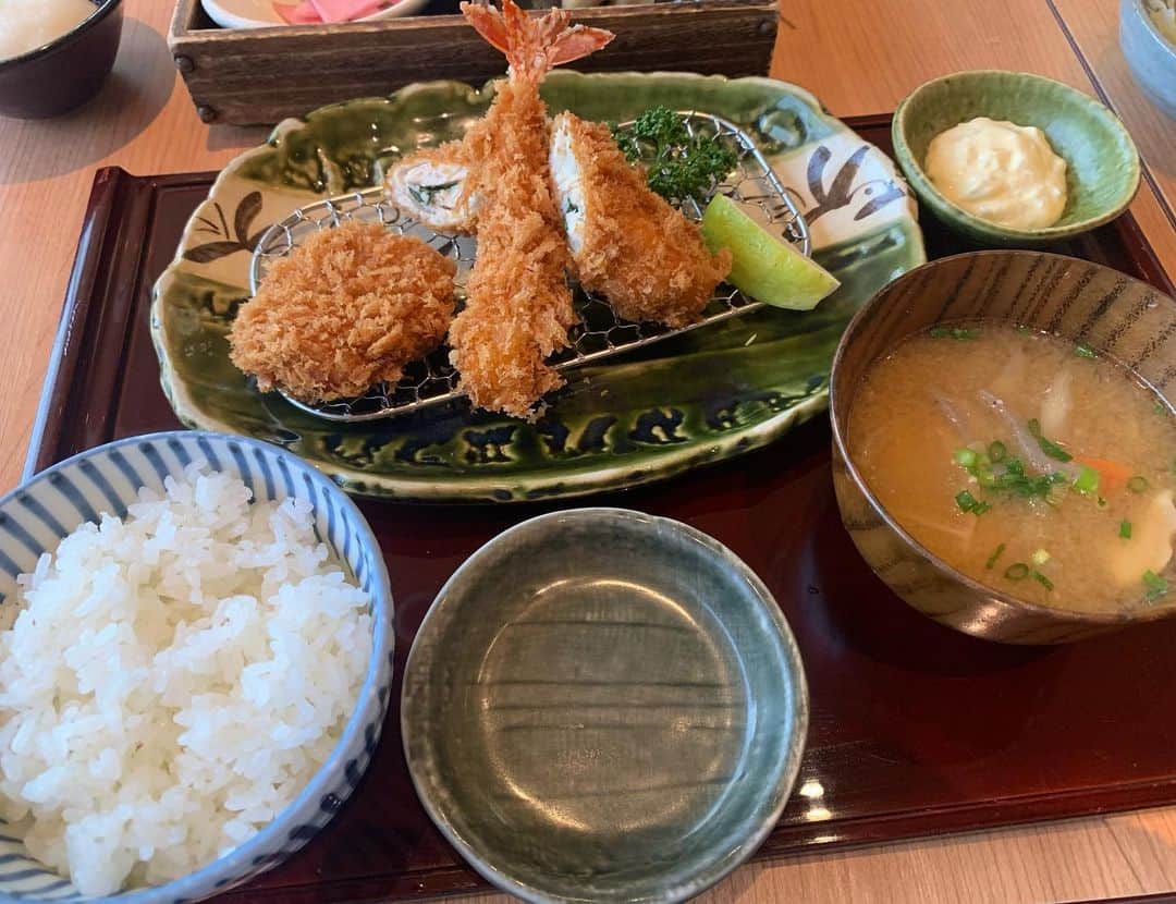 昴生さんのインスタグラム写真 - (昴生Instagram)「昼飯！！ #今日は #NGK出番！ #合間に #よしお師匠と #ランチ！ #恵亭 さん！ #海老フライに一口カツに大葉ササミカツ！ #うまいー！ #ライムでサッパリ！ #豚汁！ #野菜いっぱい！ #師匠いつもありがとうございます！ #そのあと師匠とコーヒー！ #師匠と映画トーク！ #もうゴジラ見てはった！ #僕が見たやつほとんど見てはった！ #映画2本連続で見に行ったりしはる！ #ミキ漫前に気合いの入るありがたい時間！ #師匠パワーでミキ漫やったるで！」11月17日 14時34分 - mikikousei