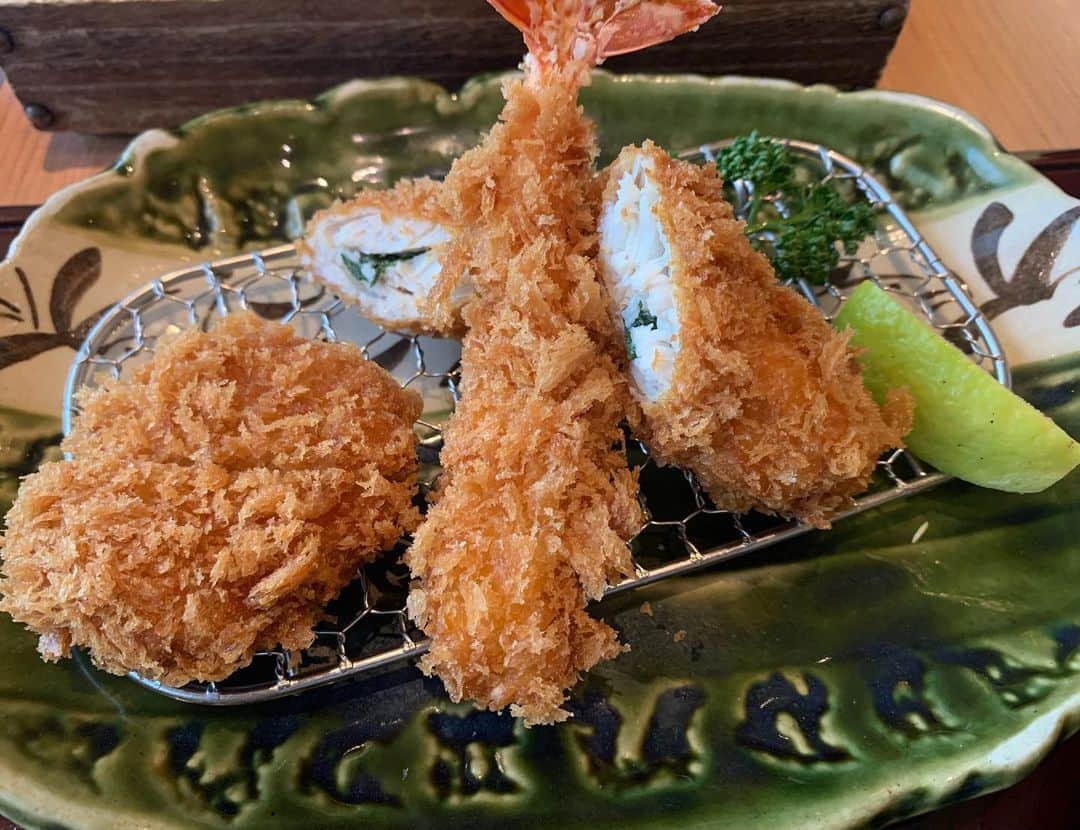 昴生さんのインスタグラム写真 - (昴生Instagram)「昼飯！！ #今日は #NGK出番！ #合間に #よしお師匠と #ランチ！ #恵亭 さん！ #海老フライに一口カツに大葉ササミカツ！ #うまいー！ #ライムでサッパリ！ #豚汁！ #野菜いっぱい！ #師匠いつもありがとうございます！ #そのあと師匠とコーヒー！ #師匠と映画トーク！ #もうゴジラ見てはった！ #僕が見たやつほとんど見てはった！ #映画2本連続で見に行ったりしはる！ #ミキ漫前に気合いの入るありがたい時間！ #師匠パワーでミキ漫やったるで！」11月17日 14時34分 - mikikousei