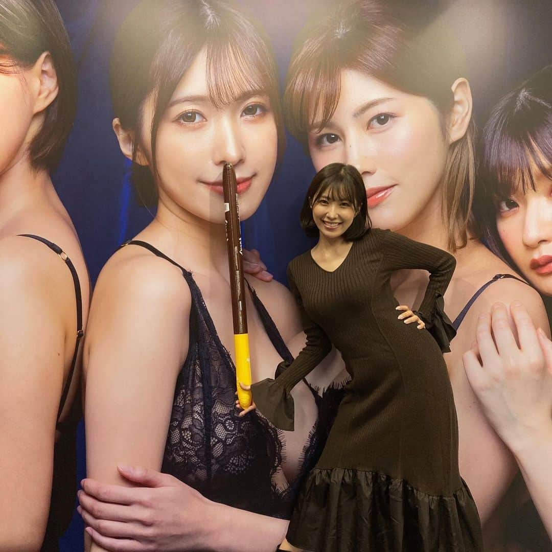 のインスタグラム：「. ツンツン… ツンツンツン… ツンツンツンツン… . この後写真展に来てくれた、 ファンのみんなにも順番にツンツンしたよ🤣❤️ . . . . . . . #藤かんな #つばさ舞 #AV女優 #エイトウーマン2023  #エイトマンプロダクション」