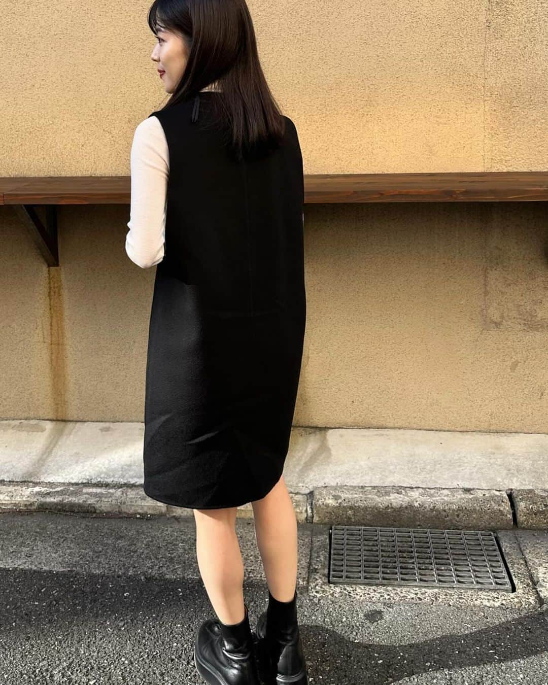mizukiさんのインスタグラム写真 - (mizukiInstagram)「モノトーンコーデ🤍🖤 透け感のあるタートルと大人シルエットのワンピース。この組み合わせ可愛い☺️ タートルはメリノウールで毛玉になりにくくて、ちくちくしない優しい着心地です。黒のウールドレスはフォーマルにもカジュアルにも着れるデザインなので着回しできる😋 @cosstores_jp  私の身長は153cm サイズ　トップスXS、ワンピースは32を着用しています🙆 ㅤㅤㅤㅤㅤㅤㅤㅤㅤㅤㅤㅤㅤ #cosstores#COSbyyou#cosjapan#cosstoresad#秋コーデ#ワンピコーデ」11月17日 14時37分 - mizukidrop