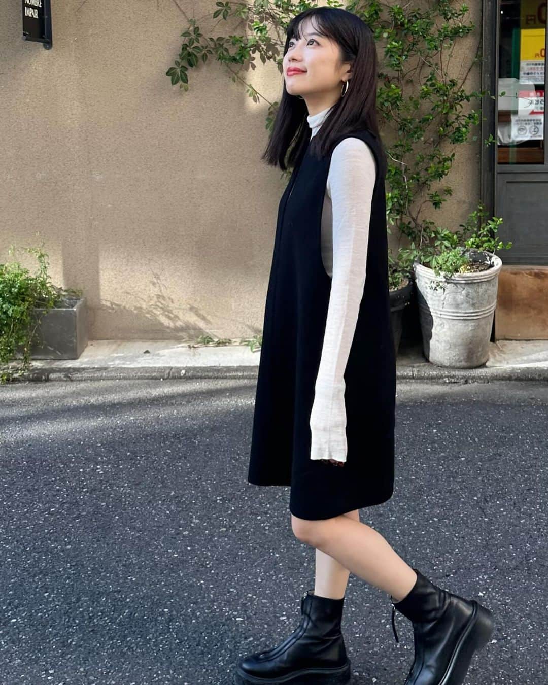 mizukiさんのインスタグラム写真 - (mizukiInstagram)「モノトーンコーデ🤍🖤 透け感のあるタートルと大人シルエットのワンピース。この組み合わせ可愛い☺️ タートルはメリノウールで毛玉になりにくくて、ちくちくしない優しい着心地です。黒のウールドレスはフォーマルにもカジュアルにも着れるデザインなので着回しできる😋 @cosstores_jp  私の身長は153cm サイズ　トップスXS、ワンピースは32を着用しています🙆 ㅤㅤㅤㅤㅤㅤㅤㅤㅤㅤㅤㅤㅤ #cosstores#COSbyyou#cosjapan#cosstoresad#秋コーデ#ワンピコーデ」11月17日 14時37分 - mizukidrop