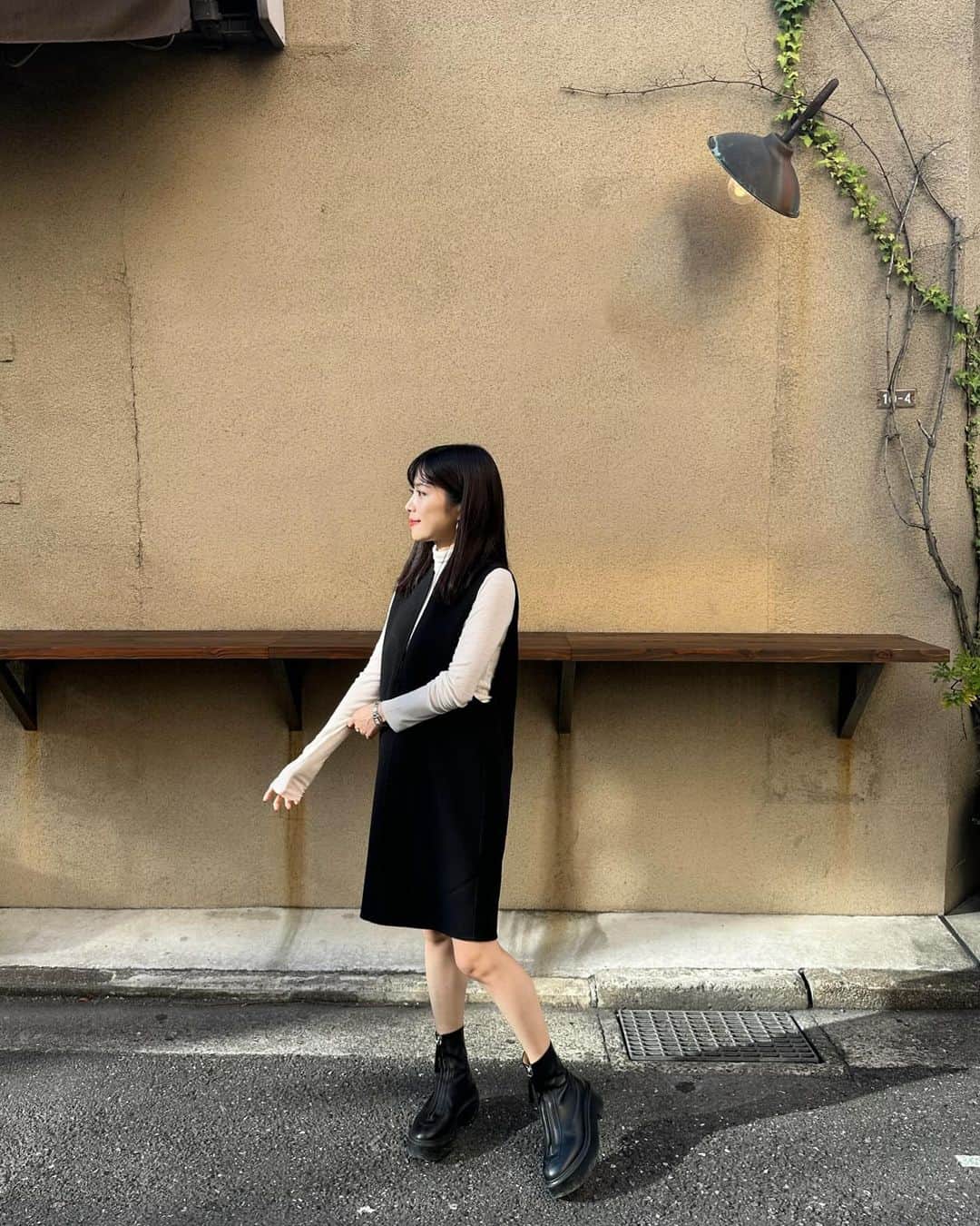 mizukiのインスタグラム：「モノトーンコーデ🤍🖤 透け感のあるタートルと大人シルエットのワンピース。この組み合わせ可愛い☺️ タートルはメリノウールで毛玉になりにくくて、ちくちくしない優しい着心地です。黒のウールドレスはフォーマルにもカジュアルにも着れるデザインなので着回しできる😋 @cosstores_jp  私の身長は153cm サイズ　トップスXS、ワンピースは32を着用しています🙆 ㅤㅤㅤㅤㅤㅤㅤㅤㅤㅤㅤㅤㅤ #cosstores#COSbyyou#cosjapan#cosstoresad#秋コーデ#ワンピコーデ」
