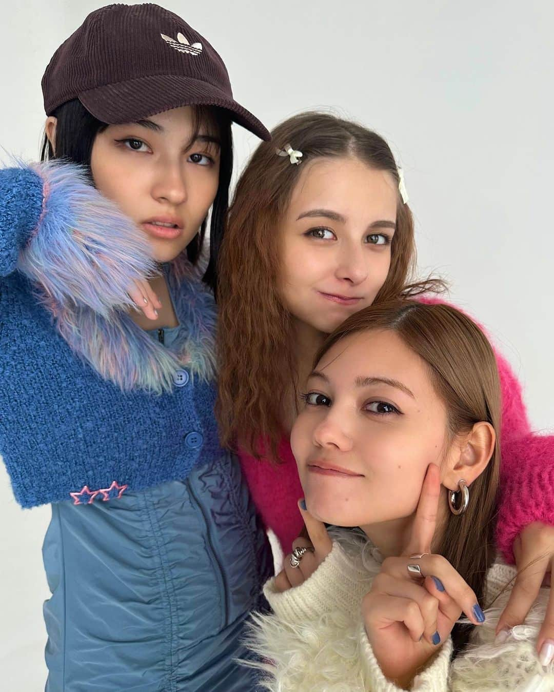 ViViのインスタグラム：「ViVi12月号 「ふわもこシスターズ」企画より 愛花×さくら×莉菜のオフショットをお届け💗  寒い冬は見た目もあたたかい ふわもこなアイテムがマスト🧡 シンプル派な愛花か、 個性派さくらか、 ガーリー派莉菜か、 自分好みのスタイルを見つけてみてね😍😍 #vivi #vivi12月号 #村上愛花 #アリアナさくら #嵐莉菜 #viviモデル #オフショット #ふわもこ #もこもこアウター #もこもこコーデ #ふわふわコーデ #もこもこパンツ #ジャケットコーディネート #キャップコーディネート」