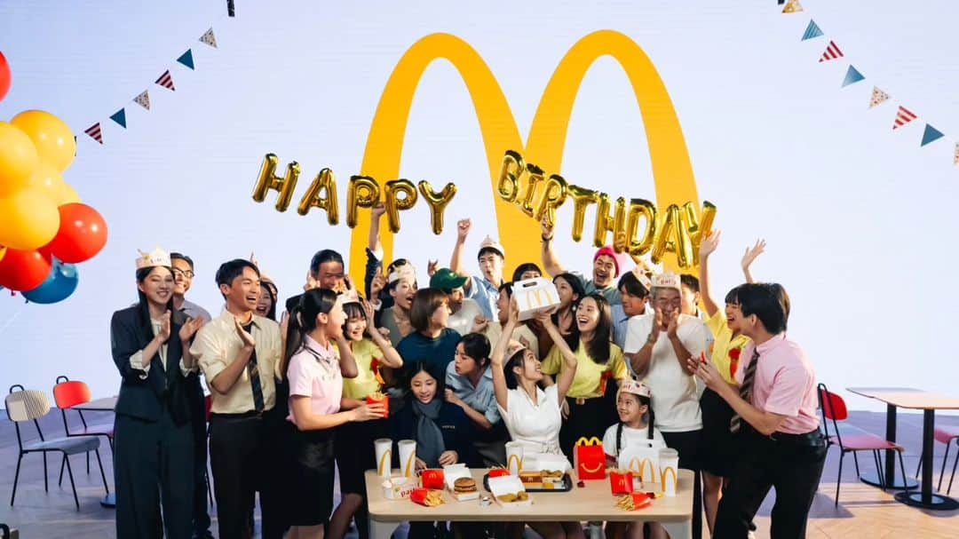 ジョリン・ツァイのインスタグラム：「麥當勞的金色大門 就像父母的雙手一般，總是敞開 在任何人需要大大的擁抱時， 總是不間斷的陪在我們身邊 謝謝你 😘😘😘 麥當勞 40周年生日快樂❤️❤️❤️❤️ #麥當勞」