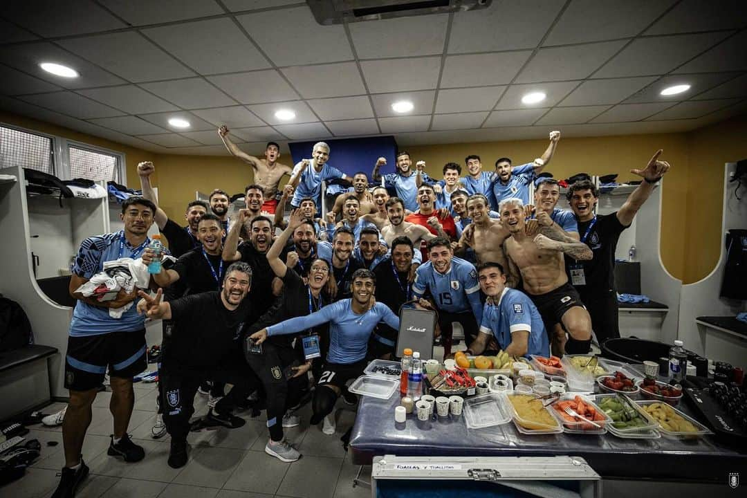 ルイス・アルベルト・スアレスのインスタグラム：「Qué lindo vivirlo y disfrutarlo para poder contarlo 🙌🏼  URUGUAY URUGUAY NOMÁ! 🇺🇾  Enorme esfuerzo de esta banda 🔥」