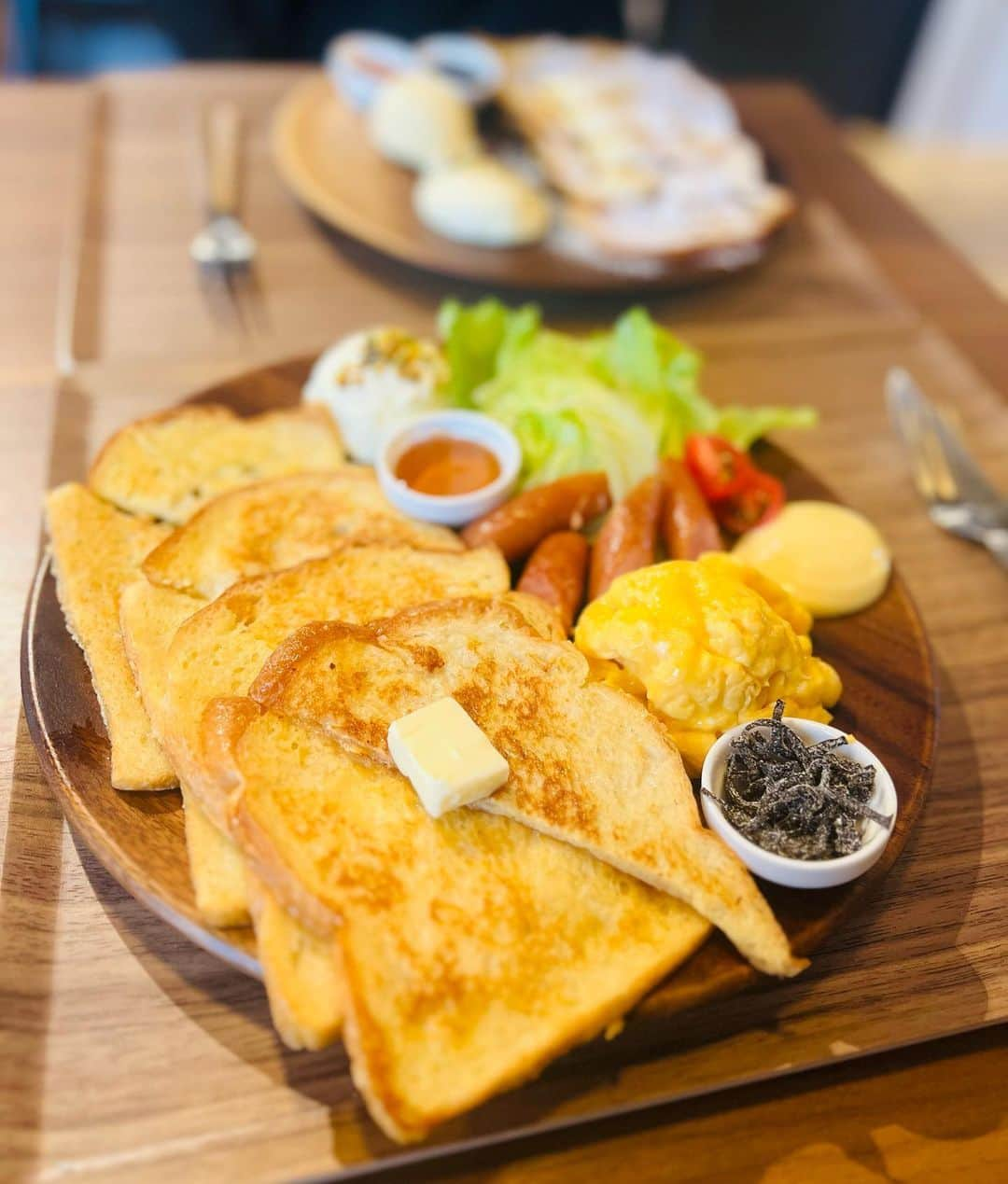 中村かなのインスタグラム：「もっちもちの湯だねパン🍞🥐🥖 【 神宮パン 】さんでランチ♡  STAUBででてくる ビーフシチューとつけパンセットのランチは  好きなパンが３つ選べます🍞♡  デザートには極薄フレンチトースト🍳 こんなに食べれない💦と思っていたけど… こちらのパン、ほんとにおいしくて ペロリでした😋  もちろんお持ち帰りも♡ 一緒に行った2歳のチビちゃんも たくさんパン食べてて🥐 やっぱりおいしいんだなあ♡と 久しぶりにおいしいパン屋さんに出会いました🥹♡ リピ決定なお店です🍞🥐🥖  PR @jingu.pan #名古屋グルメ #名古屋カフェ #名古屋パン屋 #名古屋ランチ #神宮パン #湯だねパン  #湯種 #湯種食パン #パン屋さん #パン屋 #パン屋さん巡り #パン屋めぐり #神宮前 #熱田神宮 #伝馬町 #熱田区 #名古屋市熱田区 #名古屋ランチ」