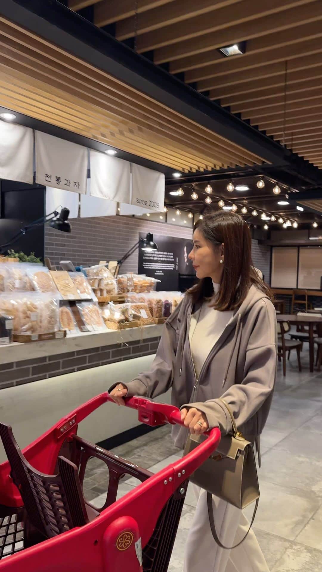 キム・ジュニのインスタグラム：「쓰리아웃 주문 쭉쭉 들어오고 있습니다👍🏻 역시 역시 34차 프로모션도 기존 기록을 넘어서며 또 매출 신기록을 찍었네요. 정말 감사합니다!!  현재 가장 할인율이 좋은 옵션4번이 압도적으로 1위로 주문 들어오고 있어요!!  경험해보신 분들의 입소문이 얼마나 대단한지 또 한번 느낍니다👍🏻  쓰리아웃 주문은 차주 목요일 마감이지만 옵션별 품절이 발생할수 있는점 참고해 주세요!!  정말 정말 감사합니다!!!」