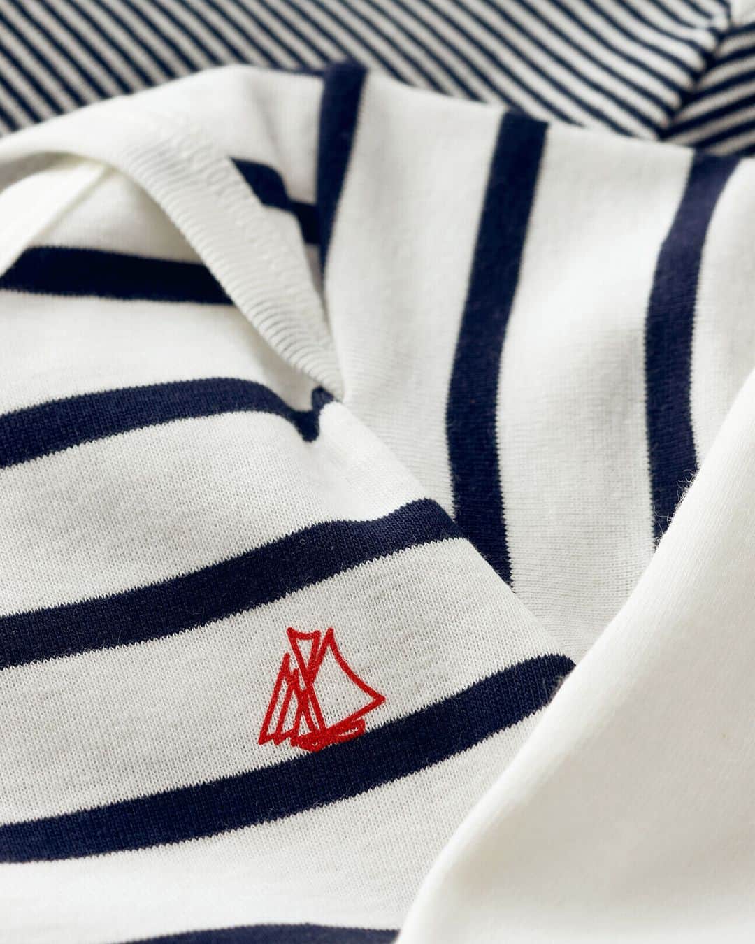プチバトーのインスタグラム：「Commentez ❤ si chez vous les bodies, c'est forcément signé Petit Bateau 😌  Parce que chez Petit Bateau ça fait 130 ans qu'on fabrique des produits pour que vos bébés se sentent bien dedans.  // Comment ❤ if your babies' bodysuits are Petit Bateau, obviously 😌」